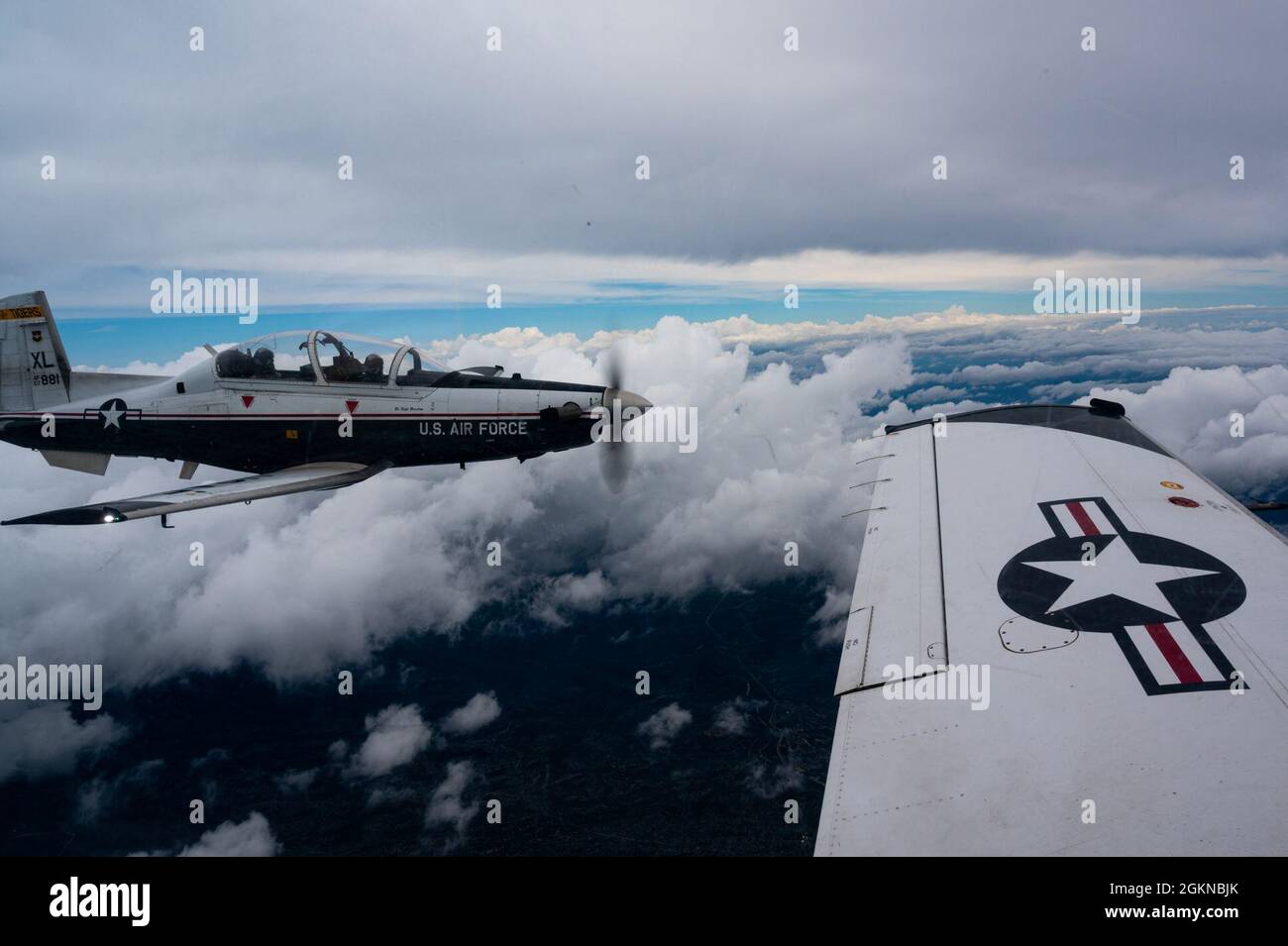 A Texan II T-6 vola in aria, in quanto esegue procedure di allenamento standard per aiutare a modellare i piloti, alla base dell'aeronautica di Laughlin, Texas, 4 giugno. 2021. Il T-6 è l'abete che i piloti di aeromobili ottengono a volare durante il loro lungo allenamento yer. Foto Stock