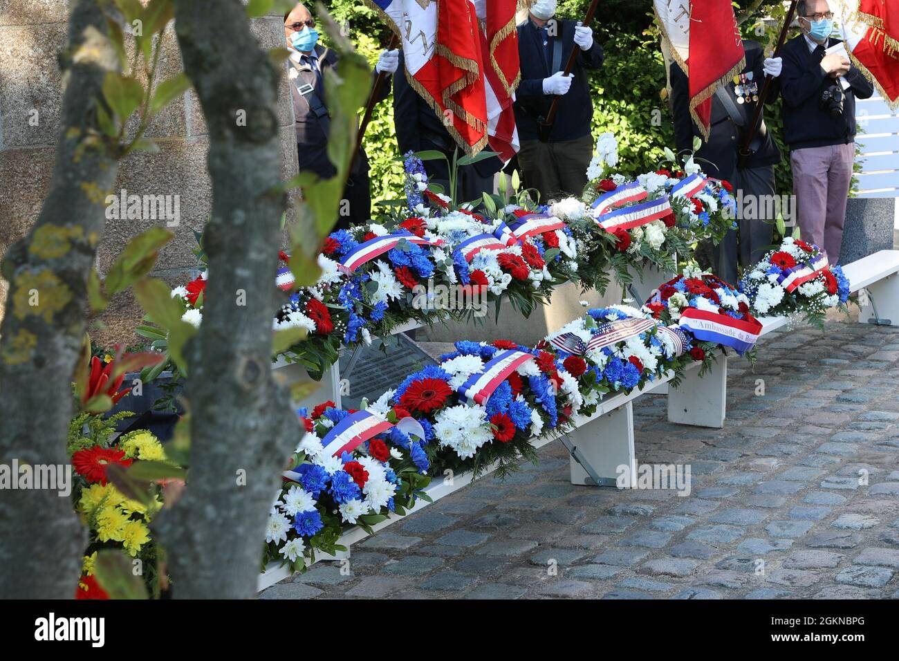 Un'esposizione delle corone è posizionata di fronte al Monumento segnale vicino al Memoriale di Cabbage Patch di campo di Hancock il 4 giugno 2021, a Carentan, Francia. Il Monumento del segnale è un monumento commemorativo per i paracadutisti della 101a Divisione aerea che atterrò in Normandia durante il D-Day. Foto Stock