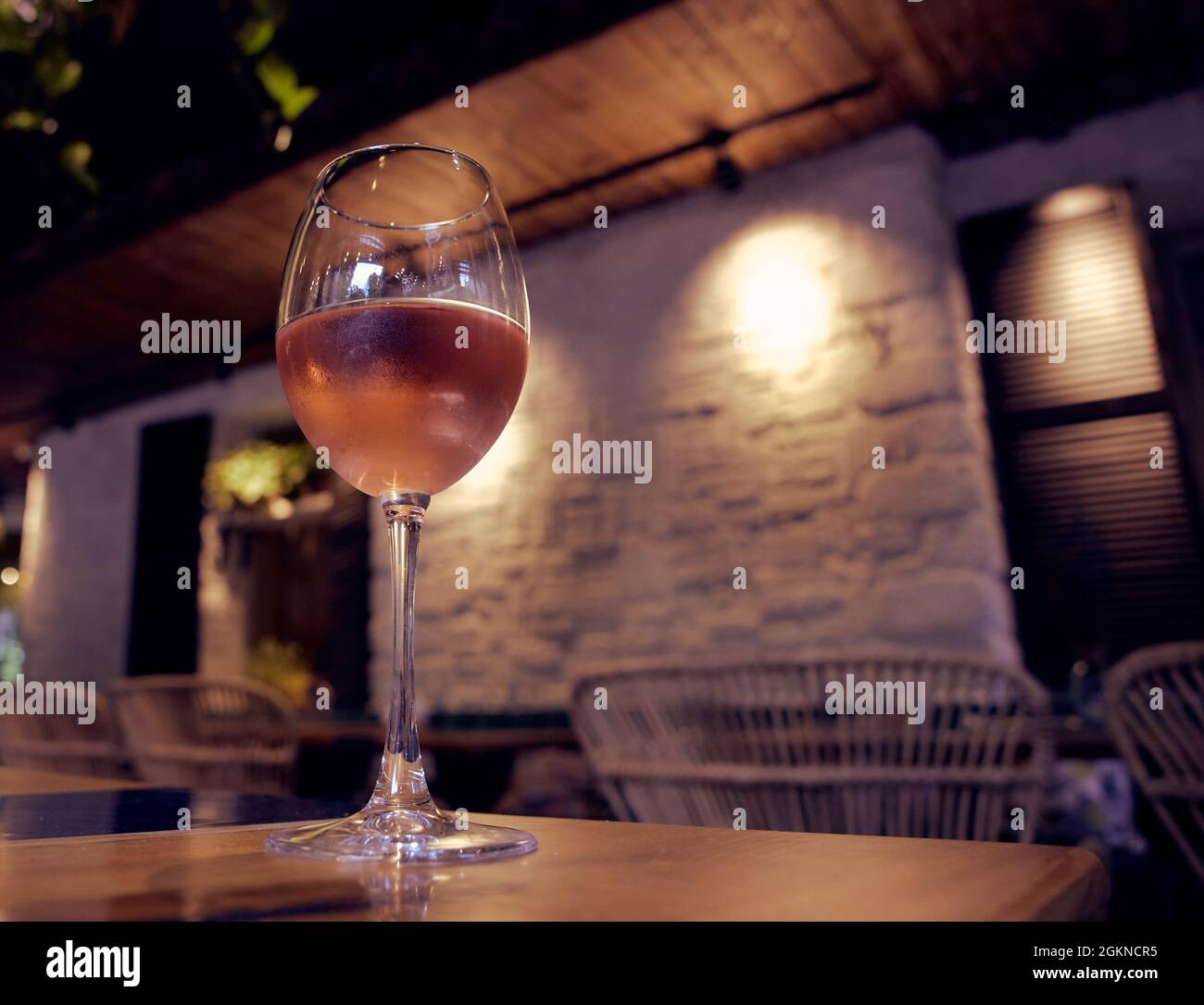 Bicchiere di vino rosato fresco su un tavolo da ristorante. Foto Stock