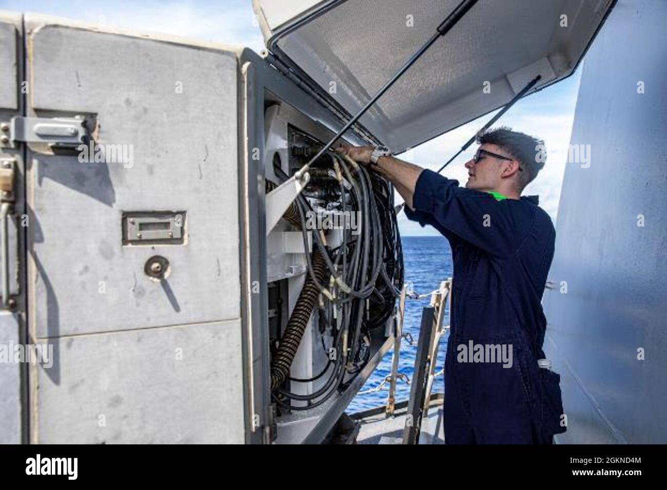 OCEANO PACIFICO (4 giugno 2021) – Cryptologic Technician Technical 2nd Class Ryan Smith, di Cave Creek, Ariz., conduce la manutenzione su una suite di guerra elettronica SLQ-32 a bordo del cacciatorpediniere missilistico guidato di classe Arleigh Burke USS Halsey (DDG 97). Halsey è collegata al Comandante, Task Force 70/Carrier Strike Group 5 che svolge operazioni in corso a sostegno di un indoPacifico libero e aperto. Foto Stock