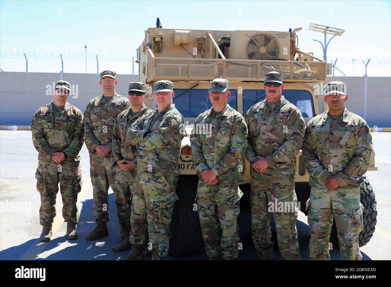 Il 130esimo Field Artillery Brigade ADAM Cell assegnato alla Task Force Spartan (da sinistra a destra) Capt. David Sanders, Chief Warrant Officer 2 Richard Machina, Chief Warrant Officer 2 Anthony Calanni, SPC. Bryce Manker, SPC. Christopher Dame, staff Sgt. Chase Weber e il personale Sgt. Johnathan Bustamante Foto Stock