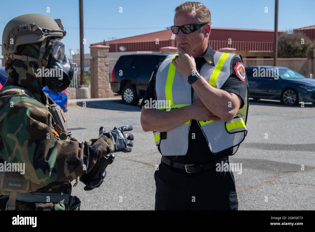 Personale Sgt. Joseph Johnson, a sinistra, EOD Journeyman, 812th Civil Engineering Squadron, parla con Ronald Watson, capo divisione, 812th CES e comandante degli incidenti per l'esercizio, durante un 812th CES Interoperability Exercise on North base presso la Edwards Air Force base, California, 4 giugno. Foto Stock