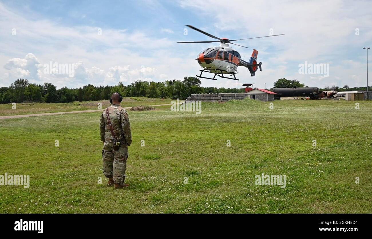 Gli airmen della 188a ala hanno completato un corso intensivo di due giorni qui, 3 – 4 giugno 2021. L'addestramento ha riguardato la gestione delle vie aeree, l'applicazione del tourniquet, il bendaggio della ferita e varie tecniche di trasporto della barella Foto Stock