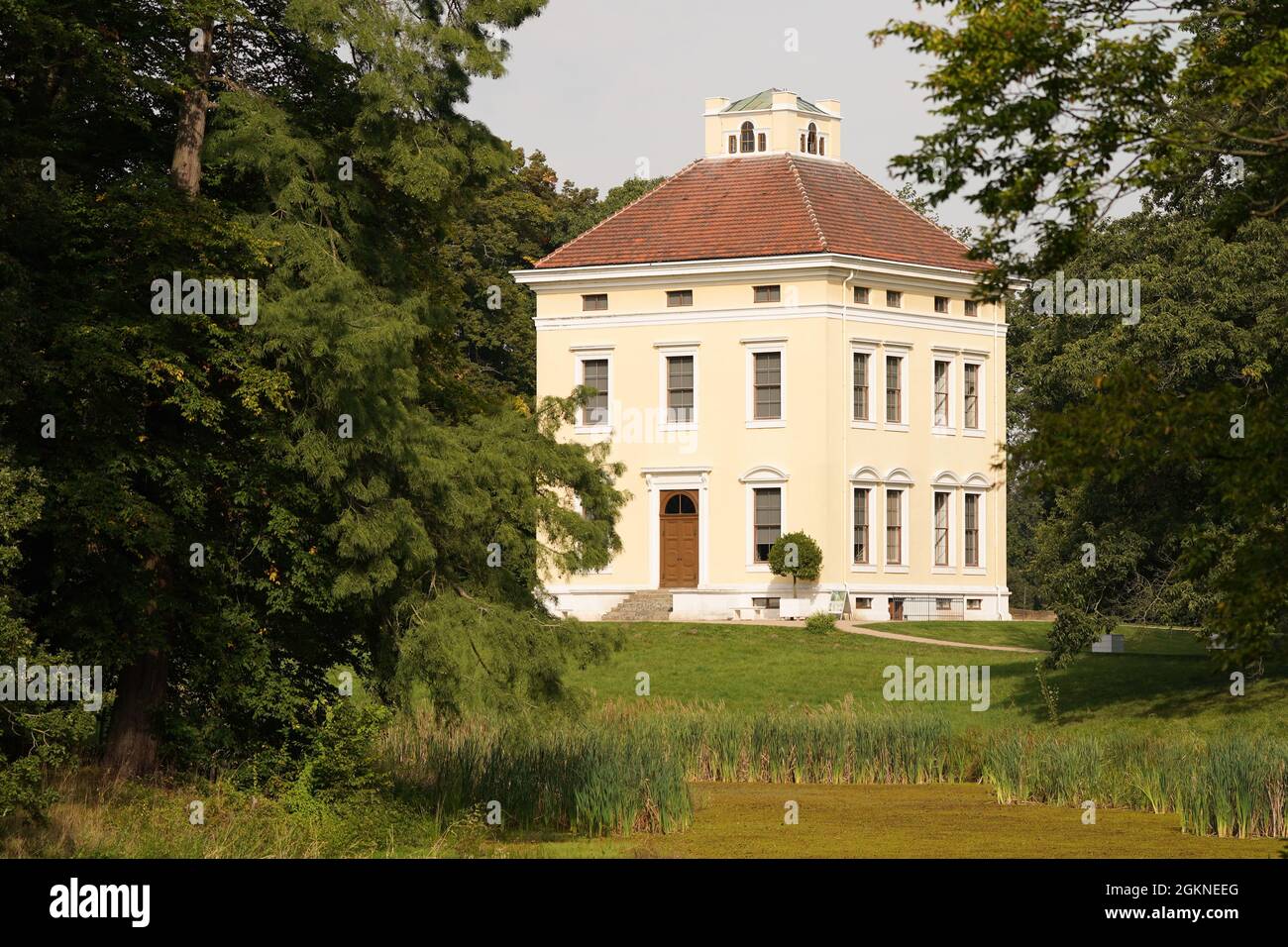 15 settembre 2021, Sassonia-Anhalt, Dessau-Roßlau: Il Palazzo Luisium nel Parco di Wörlitz è inondato di luce solare. Otto anni dopo l'alluvione del 2013, una delle più grandi misure di costruzione della Fondazione culturale Dessau-Wörlitz è stata completata nel parco, che è un sito patrimonio mondiale dell'UNESCO. Lo stesso giorno, la Fondazione Culturale Dessau-Wörlitz ha fornito informazioni sui lavori di riparazione e restauro dei danni causati dalle alluvioni effettuati nel Parco Luisium. Foto: Peter Endig/dpa-Zentralbild/ZB Foto Stock