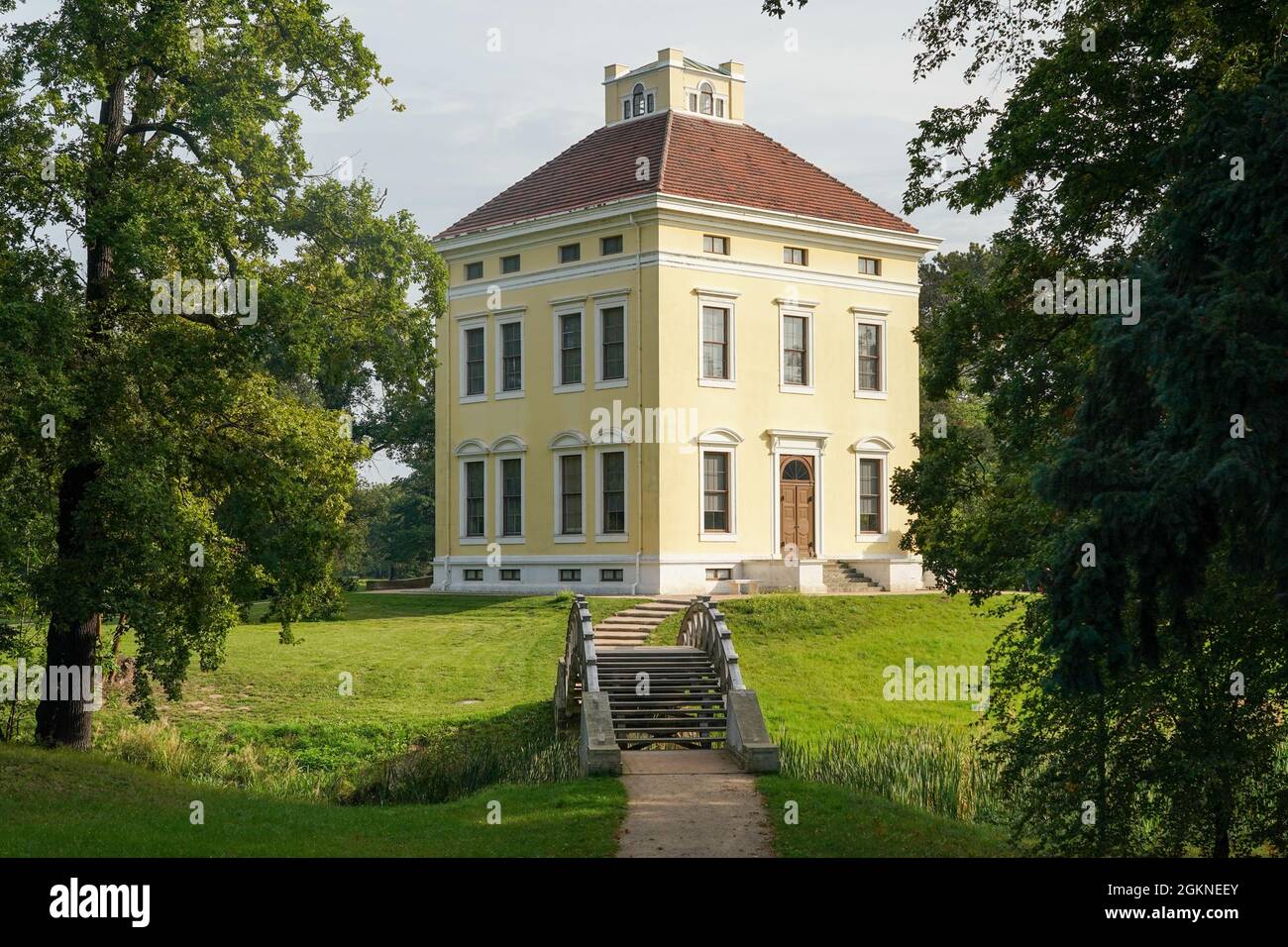 15 settembre 2021, Sassonia-Anhalt, Dessau-Roßlau: Il Palazzo Luisium nel Parco di Wörlitz è inondato di luce solare. Otto anni dopo l'alluvione del 2013, una delle più grandi misure di costruzione della Fondazione culturale Dessau-Wörlitz è stata completata nel parco, che è un sito patrimonio mondiale dell'UNESCO. Lo stesso giorno, la Fondazione Culturale Dessau-Wörlitz ha fornito informazioni sui lavori di riparazione e restauro dei danni causati dalle alluvioni effettuati nel Parco Luisium. Foto: Peter Endig/dpa-Zentralbild/ZB Foto Stock