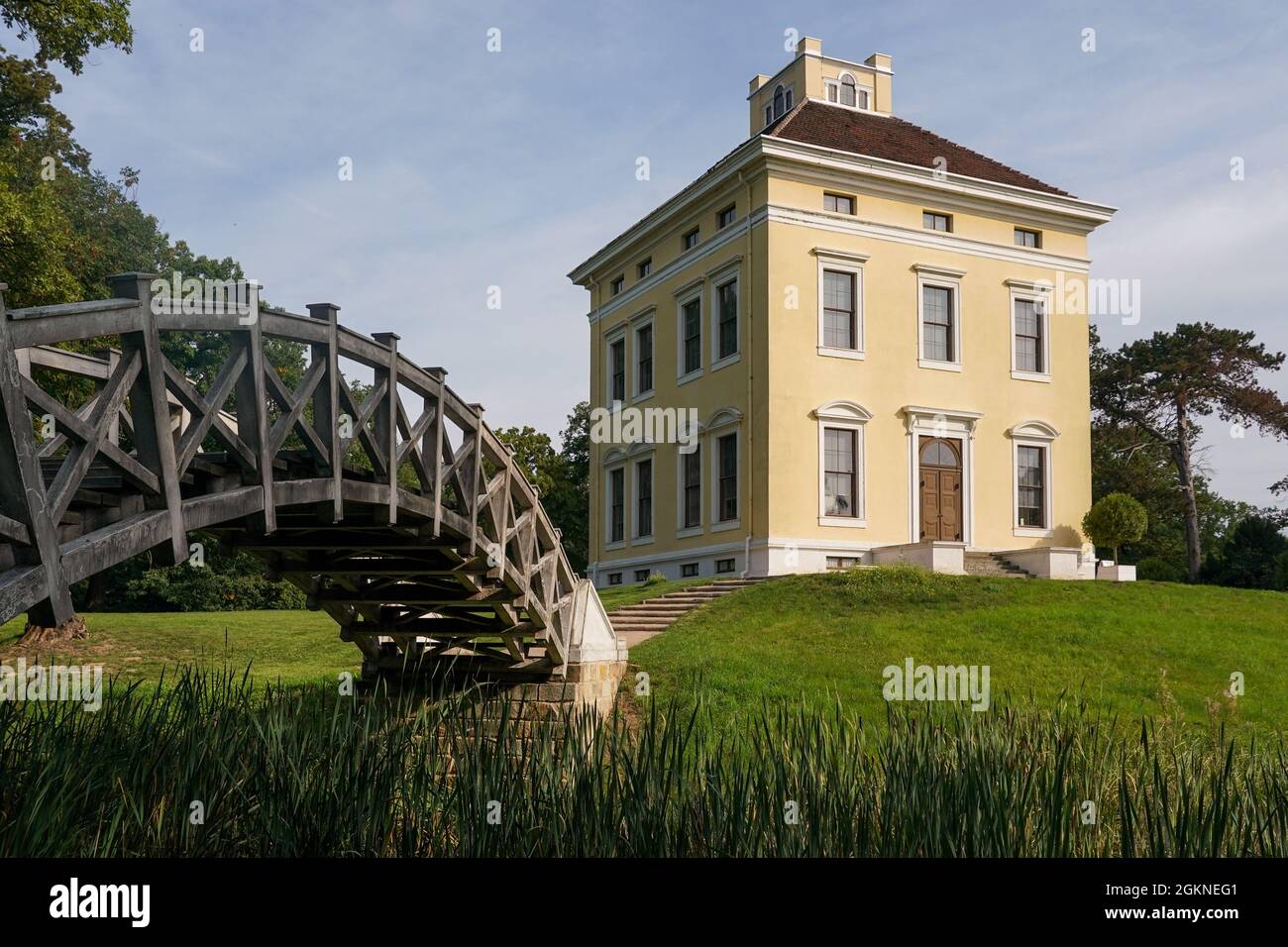15 settembre 2021, Sassonia-Anhalt, Dessau-Roßlau: Il Palazzo Luisium nel Parco di Wörlitz è inondato di luce solare. Otto anni dopo l'alluvione del 2013, una delle più grandi misure di costruzione della Fondazione culturale Dessau-Wörlitz è stata completata nel parco, che è un sito patrimonio mondiale dell'UNESCO. Lo stesso giorno, la Fondazione Culturale Dessau-Wörlitz ha fornito informazioni sui lavori di riparazione e restauro dei danni causati dalle alluvioni effettuati nel Parco Luisium. Foto: Peter Endig/dpa-Zentralbild/ZB Foto Stock