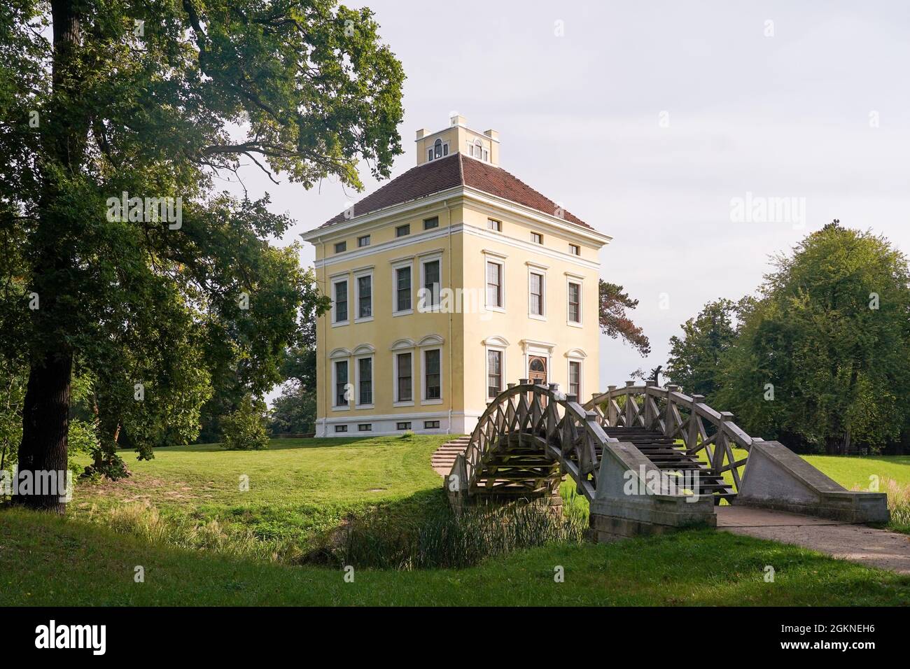 15 settembre 2021, Sassonia-Anhalt, Dessau-Roßlau: Il Palazzo Luisium nel Parco di Wörlitz è inondato di luce solare. Otto anni dopo l'alluvione del 2013, una delle più grandi misure di costruzione della Fondazione culturale Dessau-Wörlitz è stata completata nel parco, che è un sito patrimonio mondiale dell'UNESCO. Lo stesso giorno, la Fondazione Culturale Dessau-Wörlitz ha fornito informazioni sui lavori di riparazione e restauro dei danni causati dalle alluvioni effettuati nel Parco Luisium. Foto: Peter Endig/dpa-Zentralbild/ZB Foto Stock