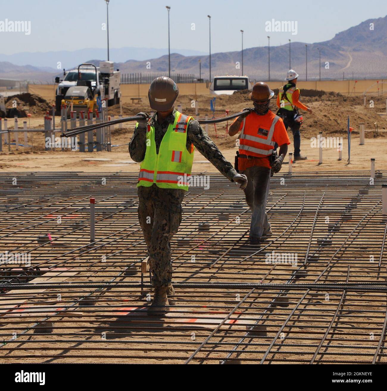 Seabee della Naval Mobile Construction Battaglione TRE (NMCB 3) collocando il rebar come parte di ufficiale responsabile della costruzione China Lake/Naval Construction Group One Seabee Skills Mentoring Program a bordo della Naval Air Weapons Station China Lake a Ridgecrest, California. Foto Stock