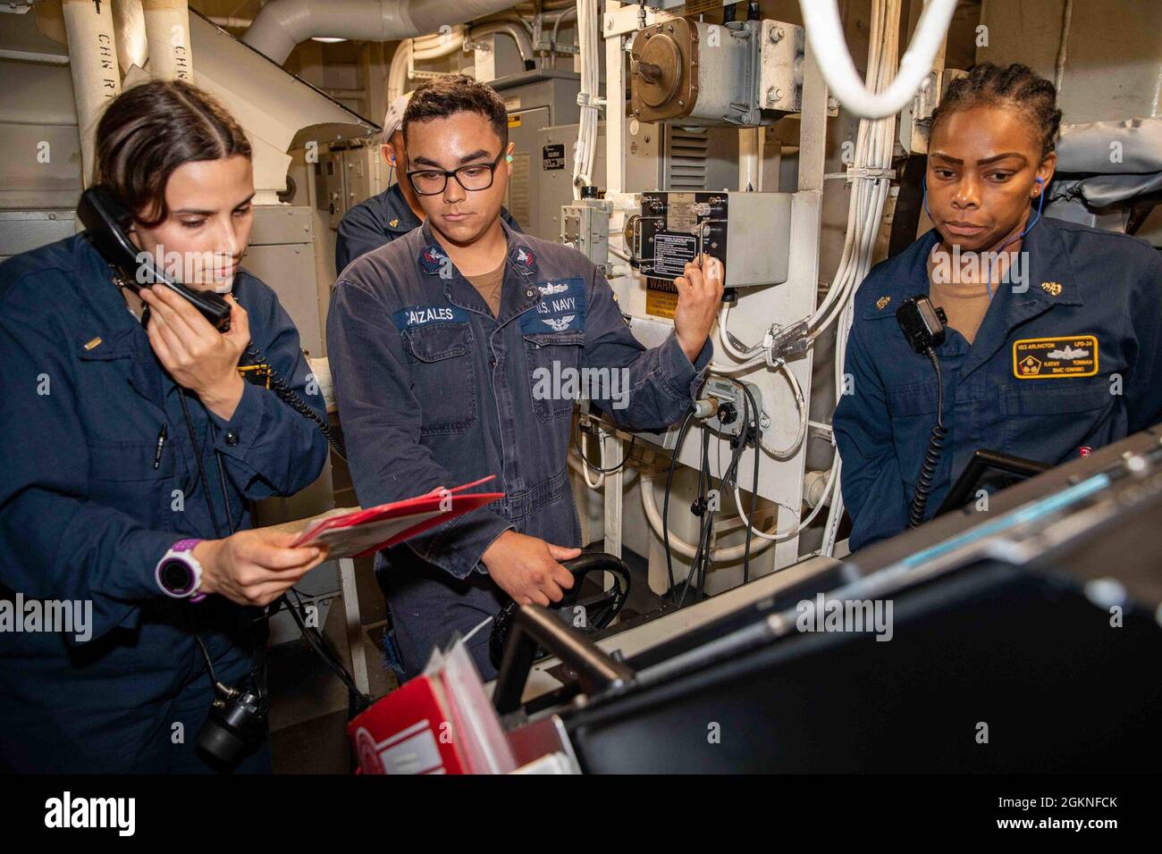 210605-N-PC065-1031 OCEANO ATLANTICO (5 giugno 2021) Ensign Kayla Calhoun (sinistra), Capo Boatswain’s Mate Kathy Tonnah (destra) e Boatswain’s Mate 2a classe Francisco Canziales, assegnato alla nave portuale di trasporto anfibio di classe San Antonio USS Arlington (LPD 24), Man the after Steering console dopo una perdita di sterzo è stato segnalato sul ponte durante un evento di addestramento, il 5 giugno 2021. Arlington sta conducendo un evento di addestramento integrato noto come “il problema della battaglia finale”, in cui ogni area di guerra della nave viene testata in scenari tattici reali. Foto Stock