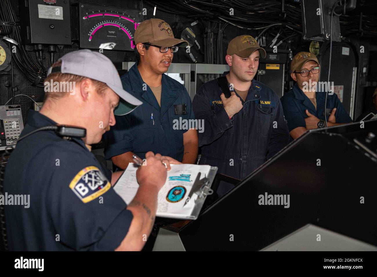 210605-N-PC065-1036 OCEANO ATLANTICO (5 giugno 2021) Boatswain’s Mate 1st Class Matthew Yoder (a sinistra), assegnato alla nave portuale di trasporto anfibio di classe San Antonio USS Arlington (LPD 24), valuta i guardiani dopo che la perdita di sterzo è stata segnalata sul ponte durante un evento di addestramento, 5 giugno 2021. Arlington sta conducendo un evento di addestramento integrato noto come “il problema della battaglia finale”, in cui ogni area di guerra della nave viene testata in scenari tattici reali. Foto Stock