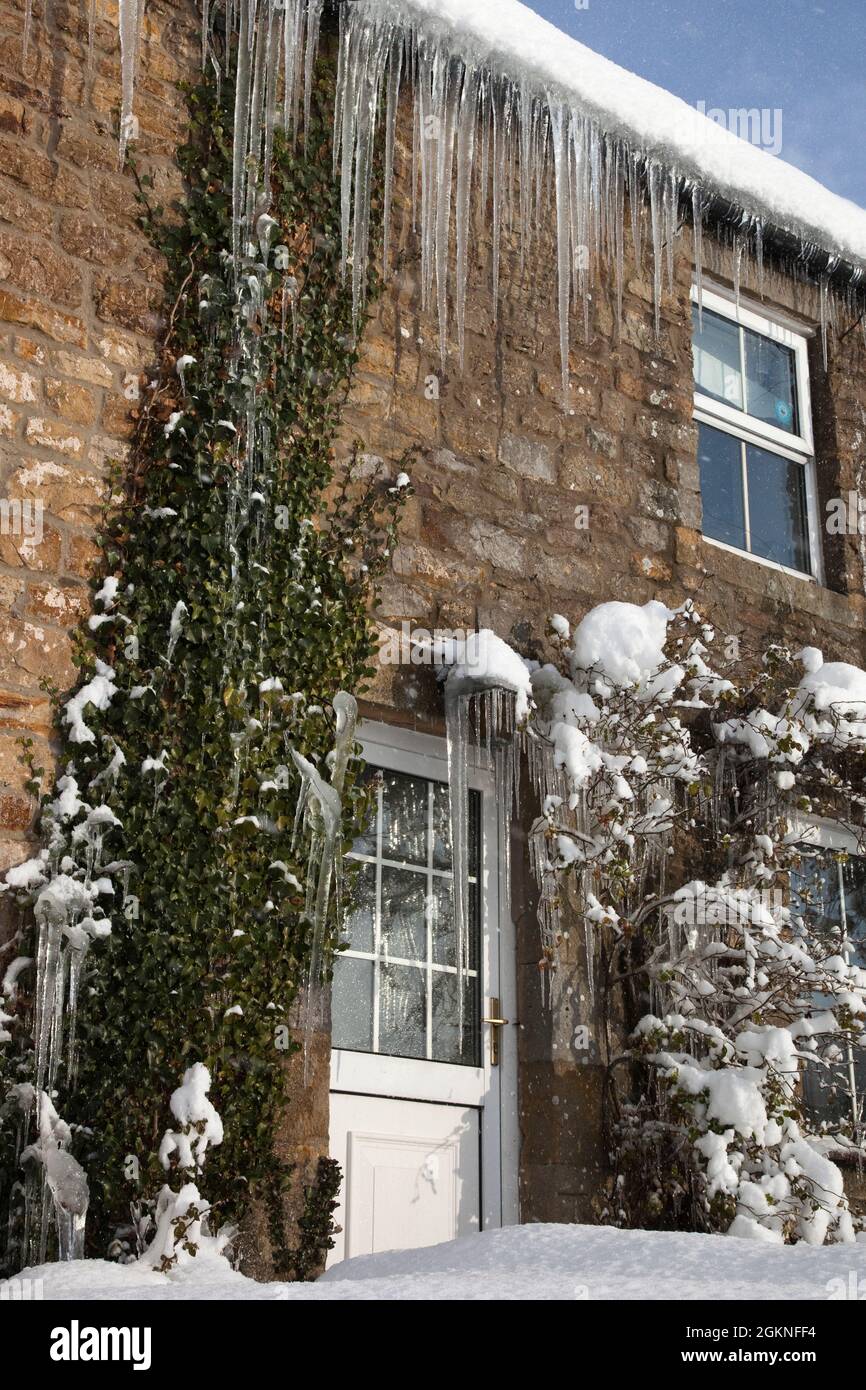 Ghiaccioli sulla casa in inverno freddo snap, REGNO UNITO Foto Stock