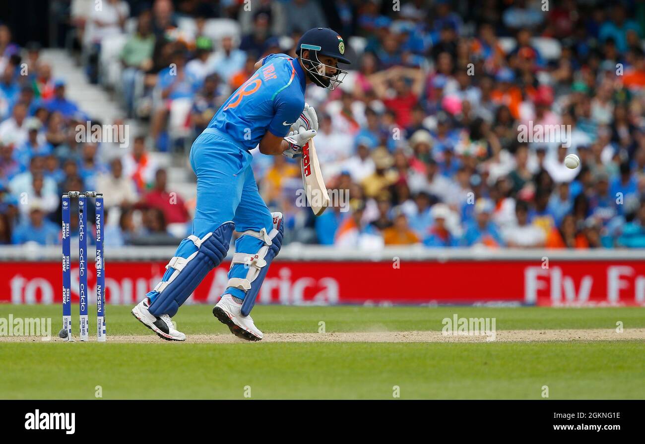 Virat Kohli dell India batting durante l'ICC Champions Trophy 2017 match tra India e Sud Africa a forma ovale a Londra. 11 Giu 2017 Foto Stock