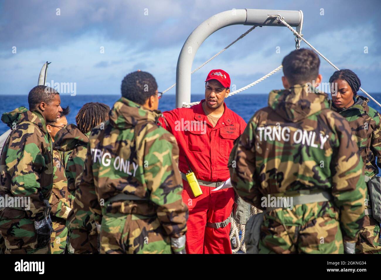 OCEANO PACIFICO (5 giugno 2021) – Damage Controlman 2nd Class Kevin Johnson, di Long Beach, California, guida i marinai junior attraverso un ambiente di addestramento General Quarters a bordo del cacciatorpediniere missilistico guidato di classe Arleigh Burke USS Halsey (DDG 97). Halsey è collegata al Comandante, Task Force 70/Carrier Strike Group 5 che svolge operazioni in corso a sostegno di un indoPacifico libero e aperto. Foto Stock