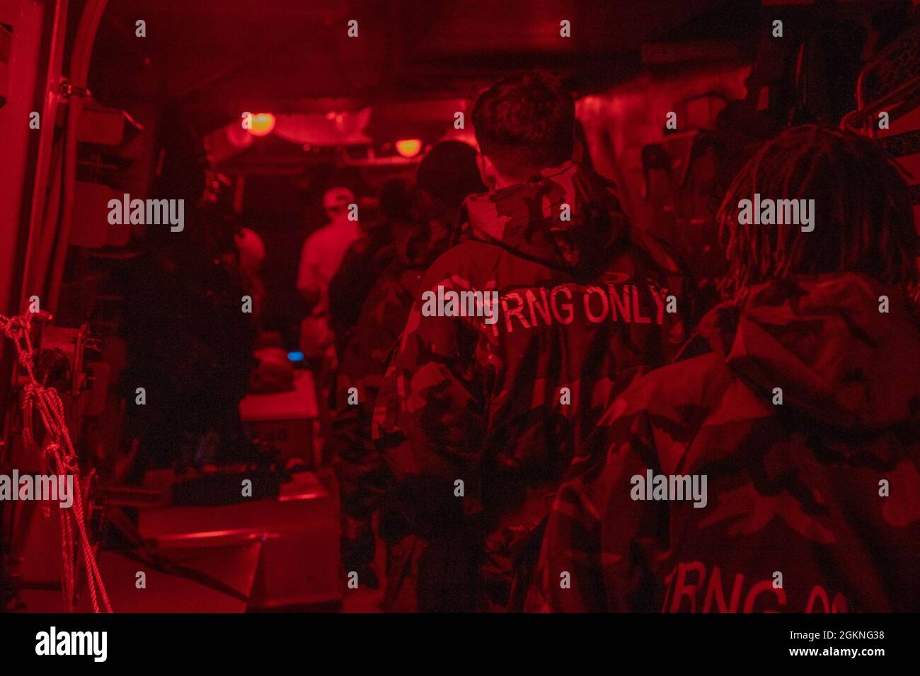 OCEANO PACIFICO (5 giugno 2021) – i marinai conducono un ambiente di addestramento General Quarters a bordo del cacciatorpediniere missilistico guidato di classe Arleigh Burke USS Halsey (DDG 97). Halsey è collegata al Comandante, Task Force 70/Carrier Strike Group 5 che svolge operazioni in corso a sostegno di un indoPacifico libero e aperto. Foto Stock