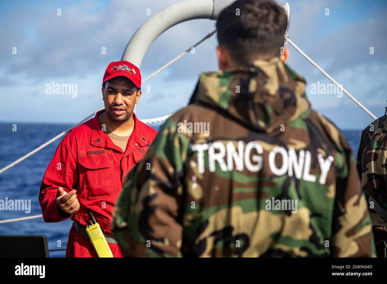 OCEANO PACIFICO (5 giugno 2021) – Damage Controlman 2nd Class Kevin Johnson, di Long Beach, California, guida i marinai junior attraverso un ambiente di addestramento General Quarters a bordo del cacciatorpediniere missilistico guidato di classe Arleigh Burke USS Halsey (DDG 97). Halsey è collegata al Comandante, Task Force 70/Carrier Strike Group 5 che svolge operazioni in corso a sostegno di un indoPacifico libero e aperto. Foto Stock