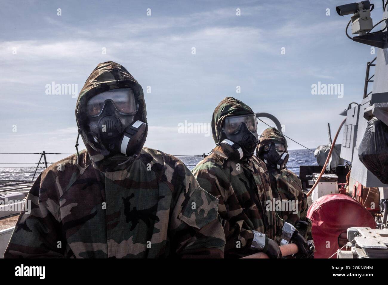 OCEANO PACIFICO (5 giugno 2021) – i marinai si allenano a bordo del cacciatorpediniere missilistico guidato di classe Arleigh Burke USS Halsey (DDG 97). Halsey è collegata al Comandante, Task Force 70/Carrier Strike Group 5 che svolge operazioni in corso a sostegno di un indoPacifico libero e aperto. Foto Stock