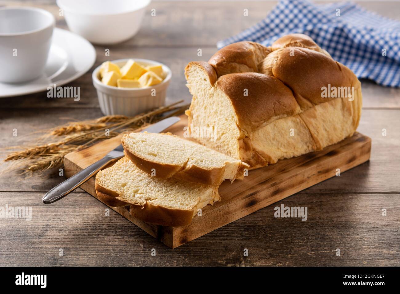 Pane all'uovo intrecciato su tavola di legno Foto Stock