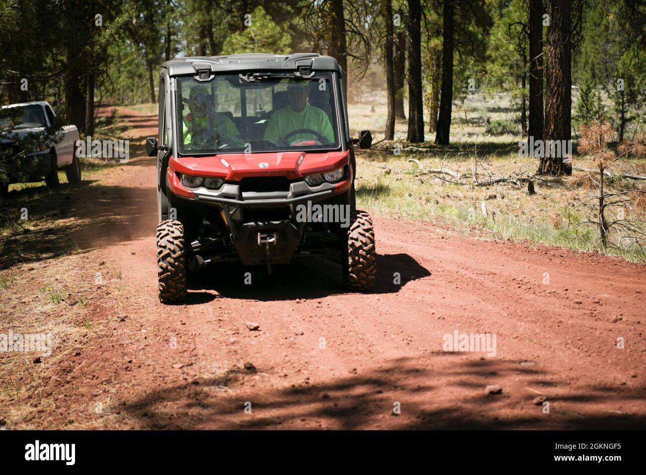 I membri della Klamath County Search and Rescue guidano fianco a fianco per individuare un pilota simulato mancante, il 5 giugno 2021, vicino a Gerber Reservoir, Ore. La 173a ala Fighter ha tenuto un esercizio congiunto con il team SAR della contea di Klamath per esercitarsi a trovare un pilota abbattuto nei boschi dopo una collisione simulata a mezz'aria. Foto Stock