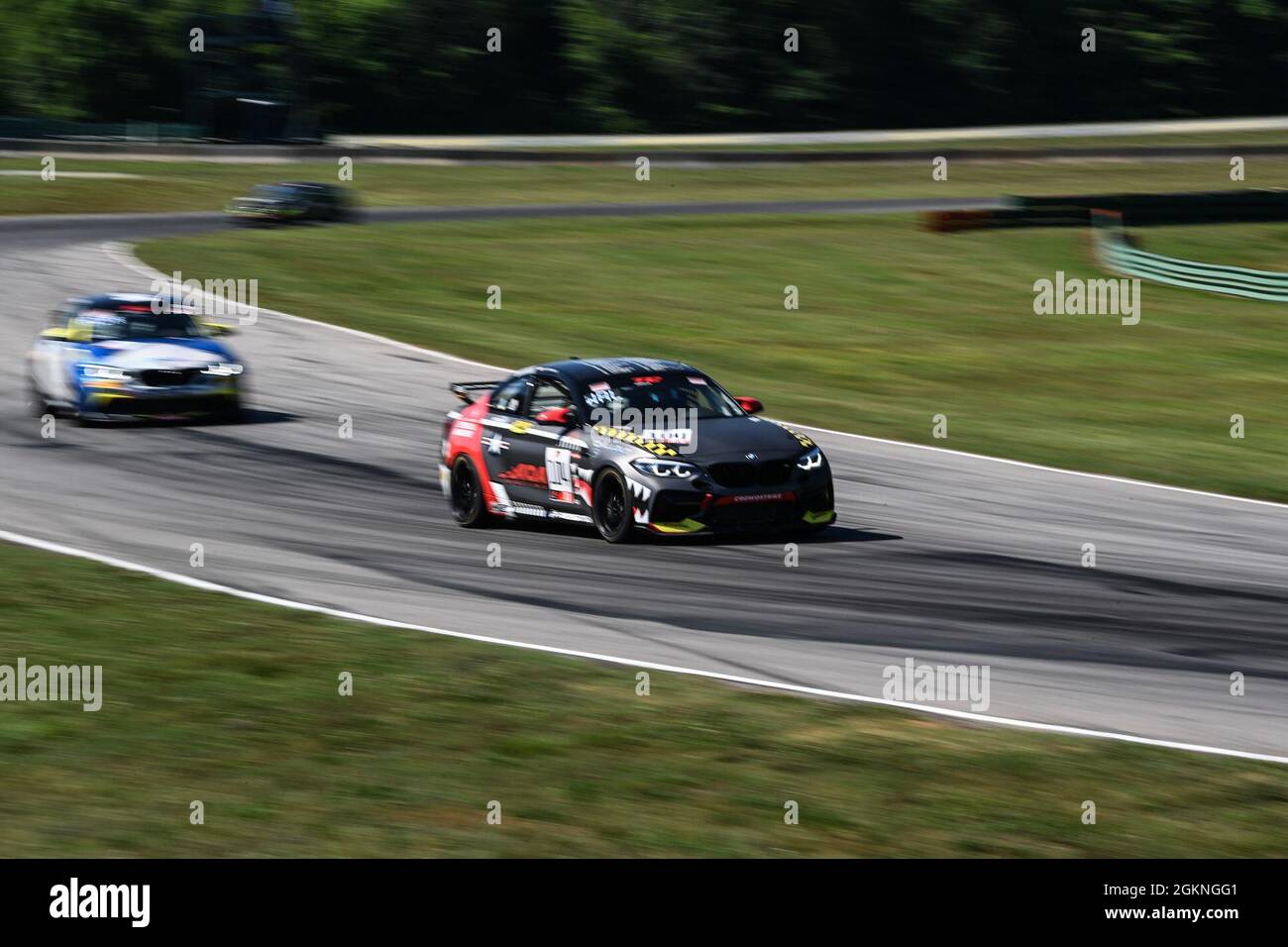 Chris Walsh, atleta di livello mondiale e ufficiale di guerra speciale, guida una BMW M2 nella SRO TC America Racing Series, 5 giugno 2021, al Virginia International Raceway di Alton, Virginia. Walsh ha fatto il suo debutto professionale e si è piazzato al terzo posto nella sua classe. Foto Stock