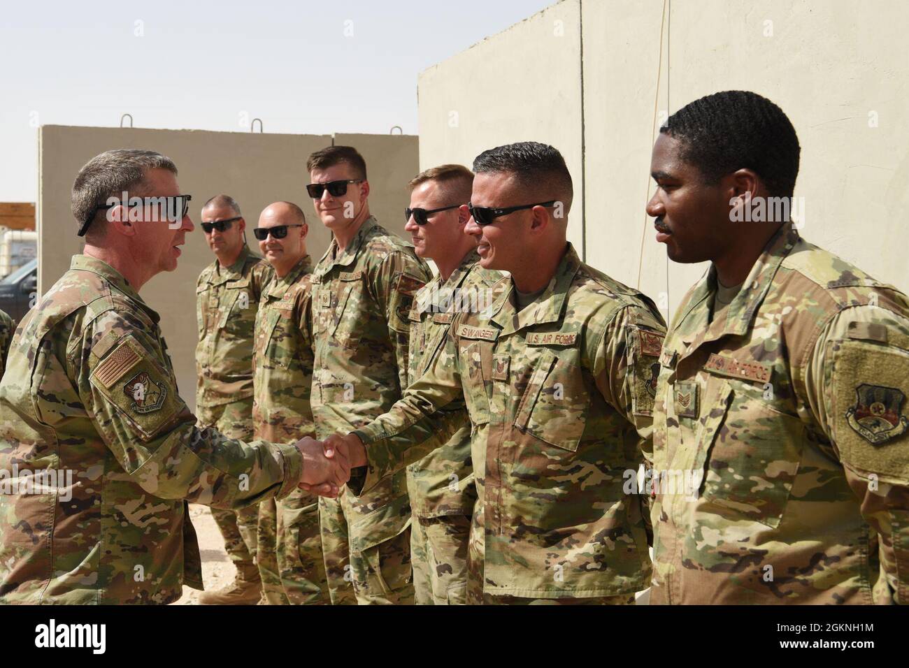 U.S. Air Force Tech. SGT. Danny Swanger, 157th Expeditionary Fighter Generation Squadron Weapons loader, è riconosciuto per il suo ruolo in una svolta di combattimento integrata da U.S. Air Force Briga. Gen. Evan Pettus, 378th Wing Commander, presso la base aerea del Principe Sultano, Regno dell'Arabia Saudita, 5 giugno 2021. Facente parte di un team di manutenzione composto da sei membri, Swanger ha contribuito a fare rifornimento di carburante, a caricare munizioni in tensione su F-16 Fighting Falcons mentre i motori erano ancora in funzione e poi a riportare i jet alla missione. Gli Airmen 'Swamp Fox' della Guardia Nazionale dell'aria del South Carolina sono schierati in PSAB per proiettare il potere di combattimento e aiutare i bols Foto Stock