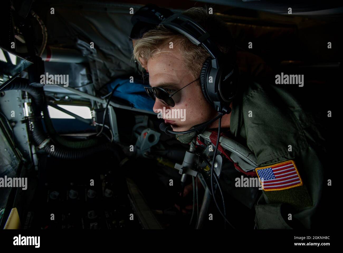 US Air Force Airman 1st Class Cameron Andrews, 50th Air Refeling Squadron (ARS) boom operator assegnato alla MacDill Air Force base, Florida, rifornisce un US Navy P-8 Poseidon Maritime pattuglia velivolo assegnato a Patrol Squadron (VP) 45, Naval Air Station Jacksonville, Florida, over the Pacific Ocean 5 giugno 2021. Il 50° ARS volò verso la base aerea di Misawa, in Giappone, per un'opportunità unica di addestrare e dimostrare la piena disponibilità della missione per la forza congiunta. Foto Stock