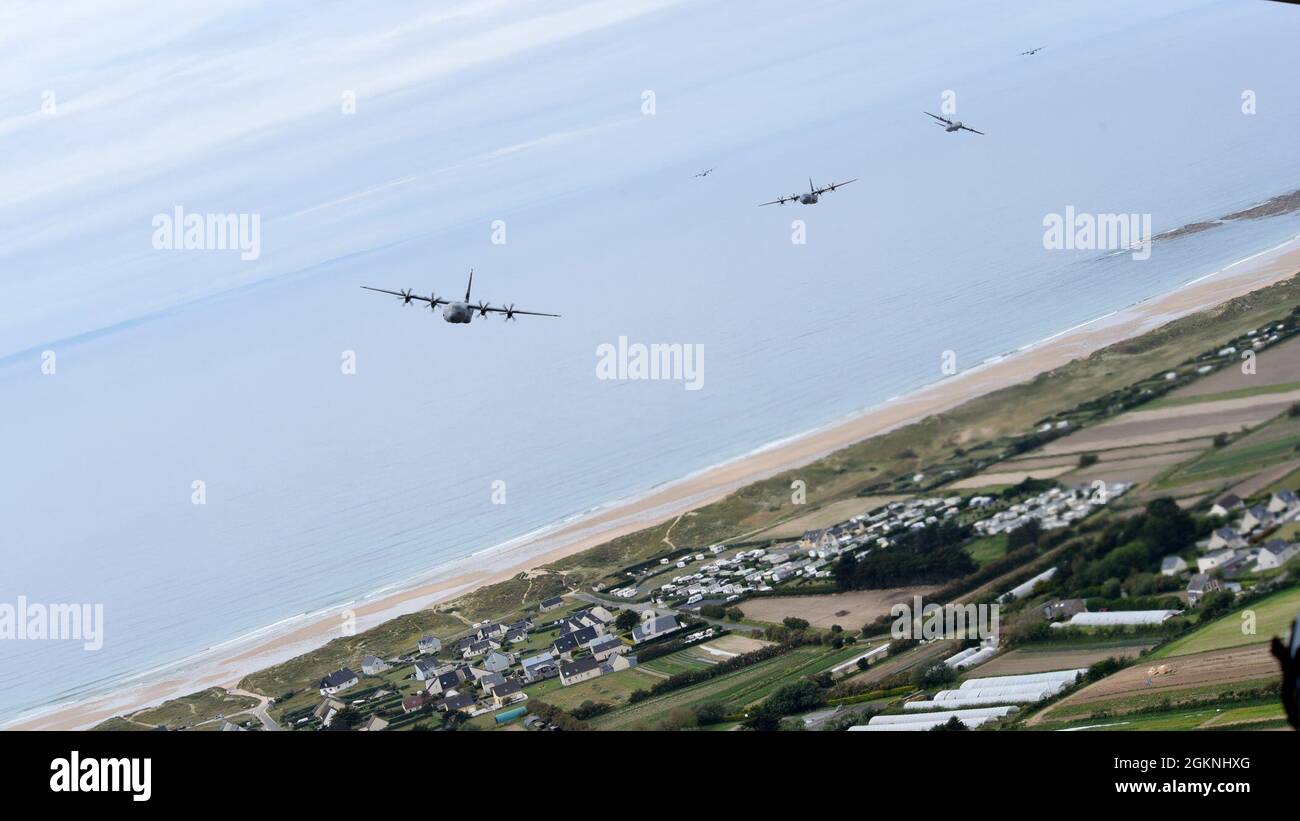 C-130J Super Hercules velivolo assegnato alla Ramstein Air base, Germania, volare in formazione nello spazio aereo francese durante il 77 ° anniversario del D-Day il 6 giugno 2021. Sei C-130s assegnati al 37th Airlift Squadron hanno condotto flyover durante diverse cerimonie commemorando l'anniversario del D-Day. Foto Stock