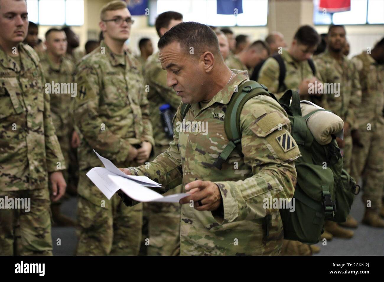 Esercito degli Stati Uniti 1 ° Sgt. Daniel Paul, il primo sergente della compagnia Alpha Company basata su Griffin, secondo battaglione, 121st reggimento fanteria, 48th squadra di combattimento di Brigata di fanteria, Georgia Army National Guard chiama i soldati a manifestarsi per il viaggio di esercitare il Leone africano 21 6 giugno 2021, a Army Hunter Airfield, Georgia. African Lion 21 è il più grande, Premier, comune, esercizio annuale del comando degli Stati Uniti d'Africa ospitato da Marocco, Tunisia e Senegal, 7-18 giugno. Foto Stock