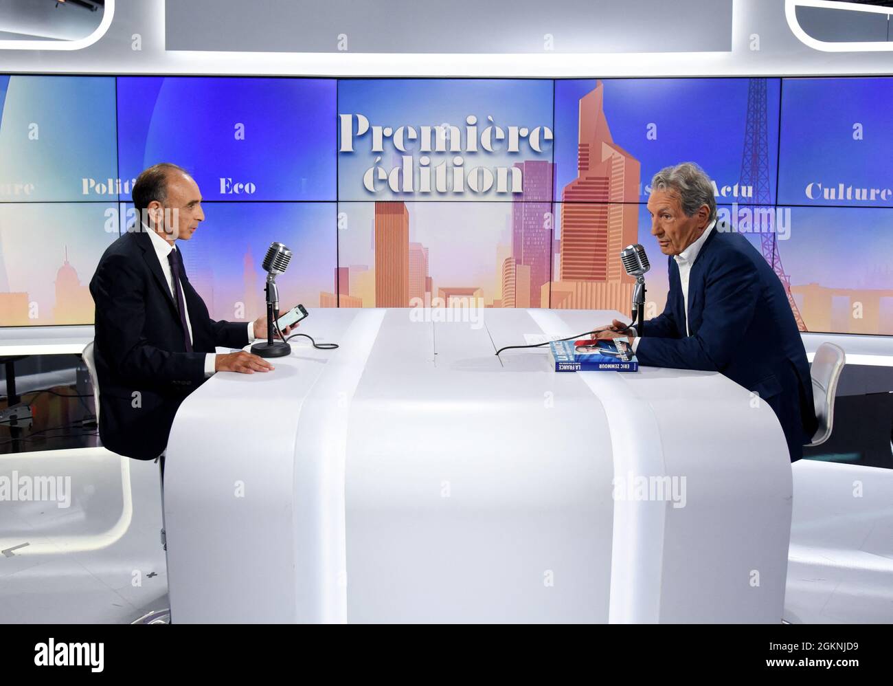 Eric Zemmour è intervistato su RMC/BFMTV a Parigi, in Francia, il 15 settembre 2021. Eric Zemmour è un potenziale rivale di Marine le Pen. La sua campagna presidenziale francese, non dichiarata ma mal nascosta, ha il sostegno di "Generation Z”, un gruppo oscuro di consulenti politici e finanziatori francesi. Foto di Alain Apoydin/ABACAPRESS.COM Foto Stock