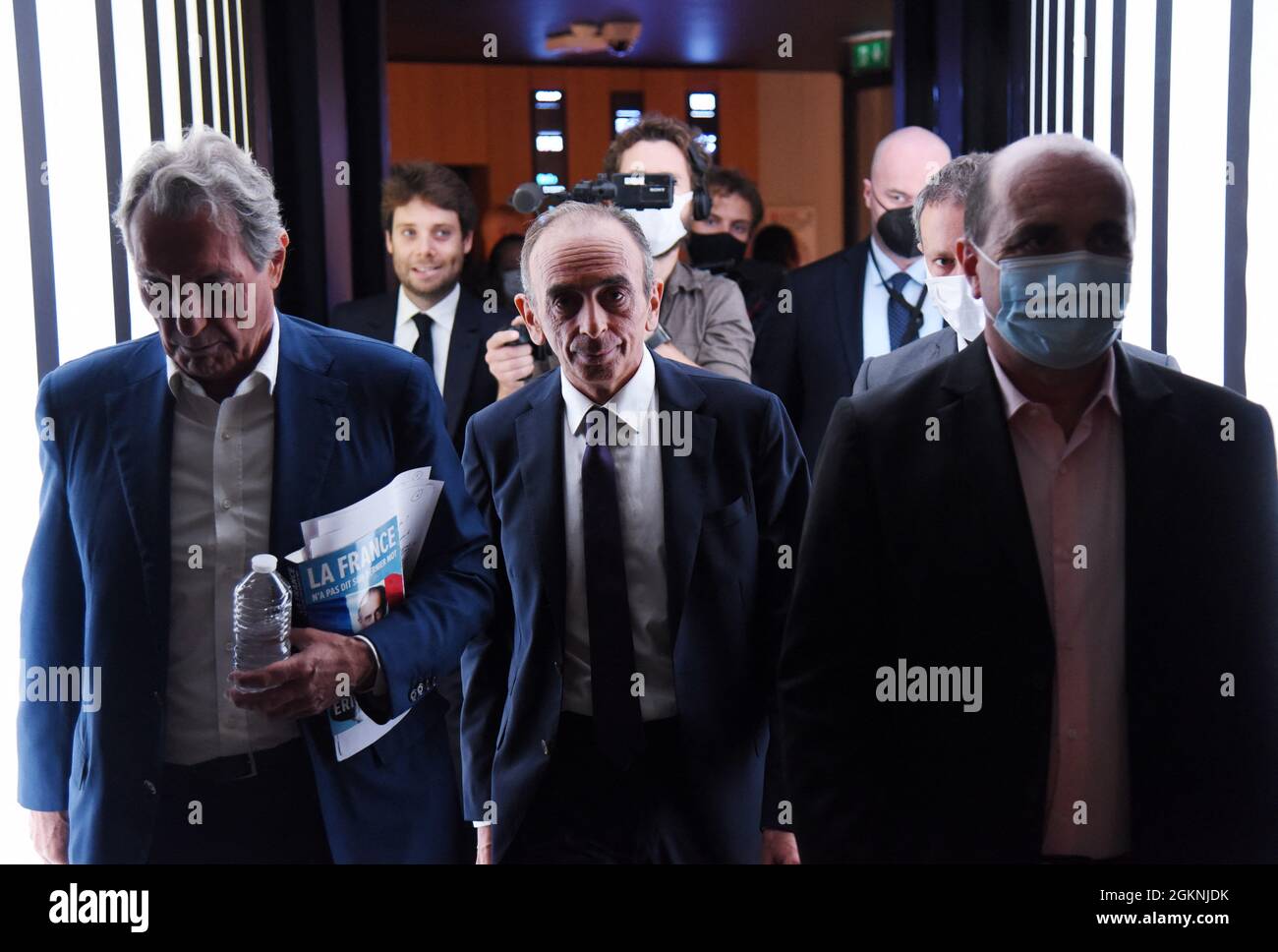 Eric Zemmour è intervistato su RMC/BFMTV a Parigi, in Francia, il 15 settembre 2021. Eric Zemmour è un potenziale rivale di Marine le Pen. La sua campagna presidenziale francese, non dichiarata ma mal nascosta, ha il sostegno di "Generation Z”, un gruppo oscuro di consulenti politici e finanziatori francesi. Foto di Alain Apoydin/ABACAPRESS.COM Foto Stock