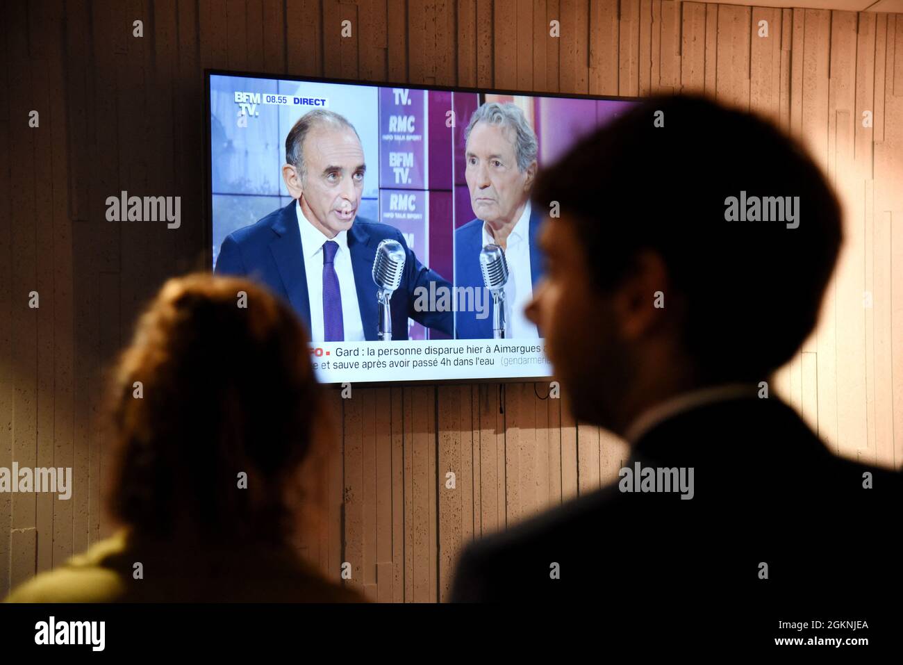 Eric Zemmour è intervistato su RMC/BFMTV a Parigi, in Francia, il 15 settembre 2021. Eric Zemmour è un potenziale rivale di Marine le Pen. La sua campagna presidenziale francese, non dichiarata ma mal nascosta, ha il sostegno di "Generation Z”, un gruppo oscuro di consulenti politici e finanziatori francesi. Foto di Alain Apoydin/ABACAPRESS.COM Foto Stock