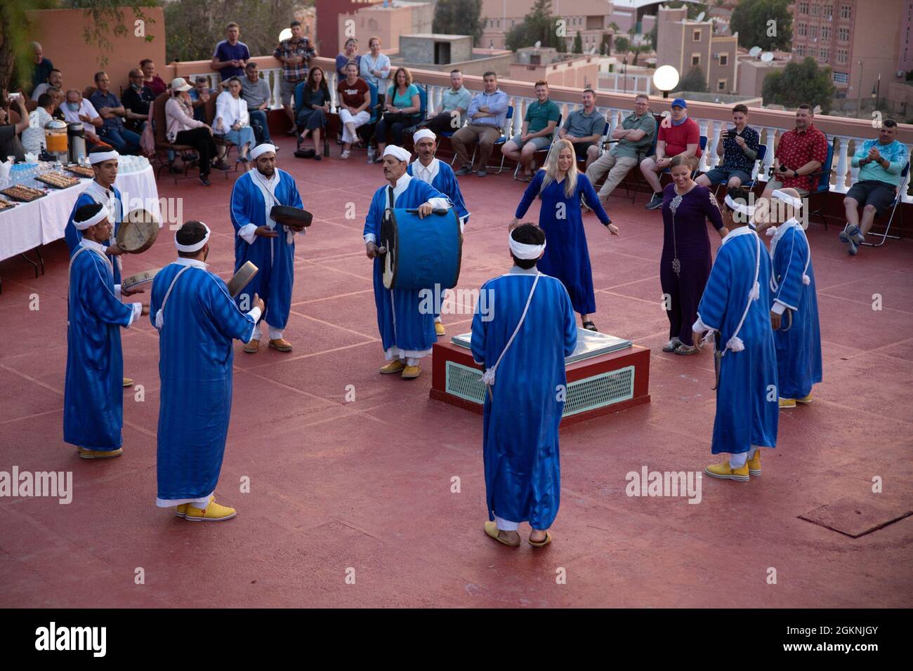 I ballerini marocchini suonano musica tradizionale berbera durante una cerimonia di benvenuto a Tafraoute, Marocco, per i membri del servizio il 6 giugno 2021. African Lion 2021 è il più grande, Premier, comune, esercizio annuale del comando dell'Africa degli Stati Uniti ospitato da Marocco, Tunisia e Senegal, 7-18 giugno. Più di 7,000 partecipanti provenienti da nove nazioni e dalla NATO si allenano insieme con un focus sul rafforzamento della disponibilità per le forze degli Stati Uniti e delle nazioni partner. AL21 è un'esercitazione multinazionale, multicomponente e multidomponente, che utilizza una gamma completa di funzionalità di missione con l'obiettivo di rafforzare l'interoperabilità tra i partecipanti Foto Stock