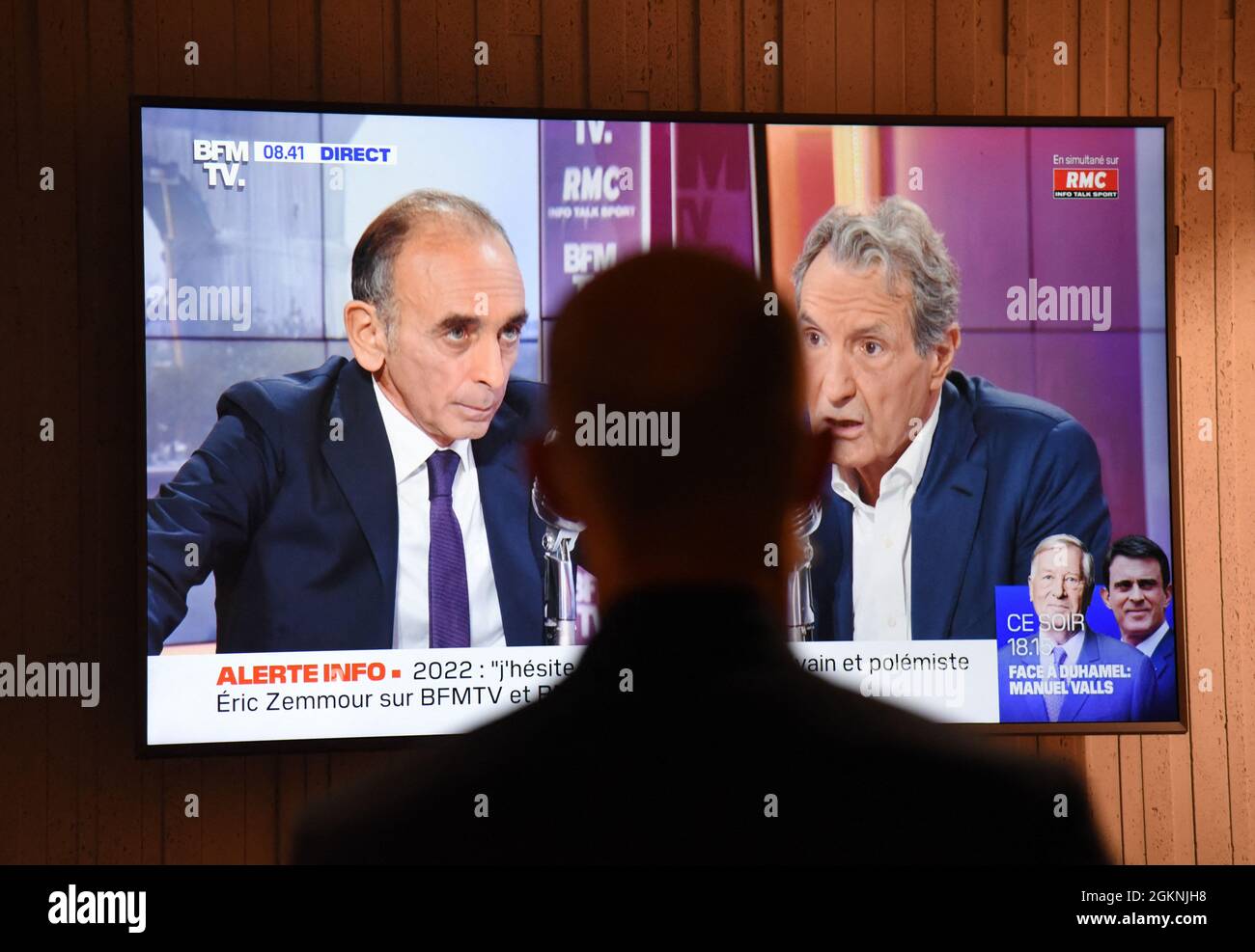 Eric Zemmour è intervistato su RMC/BFMTV a Parigi, in Francia, il 15 settembre 2021. Eric Zemmour è un potenziale rivale di Marine le Pen. La sua campagna presidenziale francese, non dichiarata ma mal nascosta, ha il sostegno di "Generation Z”, un gruppo oscuro di consulenti politici e finanziatori francesi. Foto di Alain Apoydin/ABACAPRESS.COM Foto Stock