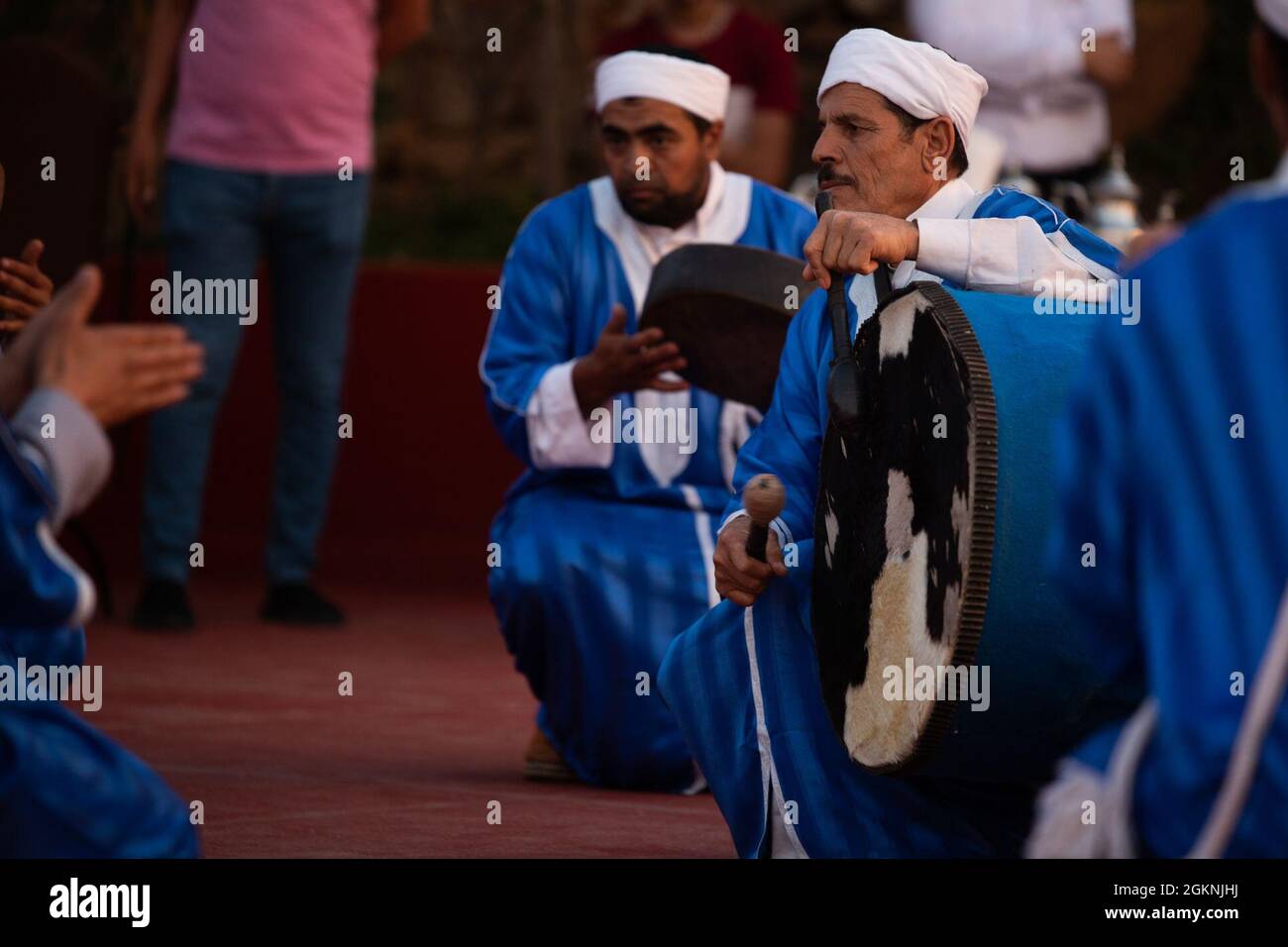 I ballerini marocchini suonano musica tradizionale berbera durante una cerimonia di benvenuto a Tafraoute, Marocco, per i membri del servizio il 6 giugno 2021. African Lion 2021 è il più grande, Premier, comune, esercizio annuale del comando dell'Africa degli Stati Uniti ospitato da Marocco, Tunisia e Senegal, 7-18 giugno. Più di 7,000 partecipanti provenienti da nove nazioni e dalla NATO si allenano insieme con un focus sul rafforzamento della disponibilità per le forze degli Stati Uniti e delle nazioni partner. AL21 è un'esercitazione multinazionale, multicomponente e multidomponente, che utilizza una gamma completa di funzionalità di missione con l'obiettivo di rafforzare l'interoperabilità tra i partecipanti Foto Stock