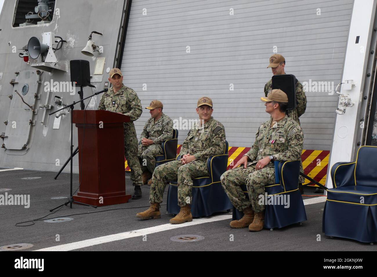 210606-N-N0820-0095 BASE NAVALE SAN DIEGO, California (6 giugno 2021) – la nave da combattimento litoranea variante di Indipendenza USS Gabrielle Giffords (LCS 10) ufficiale di comando dell'equipaggio d'oro, CMdR. William Carr, nativo di Bunkie, Louisiana, dà osservazioni conclusive durante il cambio di comando dell'equipaggio d'oro a bordo della base navale di San Diego. Durante la cerimonia, Carr ha sollevato il CMdR. William Martin, nativo di Diamond Bar, California, come ufficiale comandante. Foto Stock