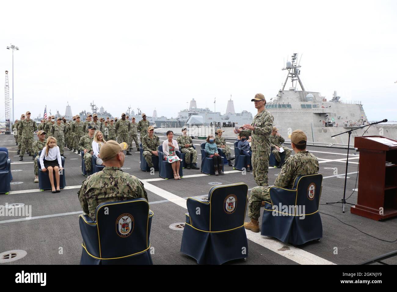 210606-N-N0820-0072 BASE NAVALE SAN DIEGO, California (6 giugno 2021) – CMdR. William Martin, nativo di Diamond Bar, California, dà commenti durante la nave da combattimento litoranea variante Indipendenza USS Gabrielle Giffords (LCS 10) Gold Crew cambio di comando a bordo della base navale di San Diego. Durante la cerimonia, CMdR. William Carr, nativo di Bunkie, Louisiana, ha sollevato Martin come ufficiale comandante. Foto Stock