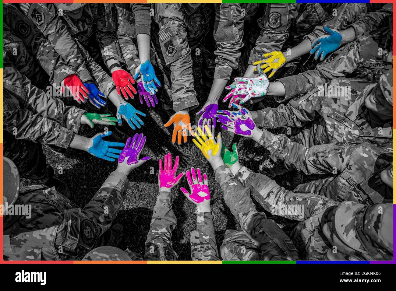 Gli airmen della 179th Airlift Wing si riuniscono di fronte alla statua di Minuteman della Guardia Nazionale dell'aria con palloncini e pittura a mano per mostrare il loro supporto per il Dipartimento della Difesa ampia osservazione del mese di Pride, 6 giugno 2021. Siamo solidali con i nostri membri del servizio LGBTQI+ e ci impegniamo a creare un'organizzazione basata sull'inclusione e sulla dignità per tutti. È ciò che significa servire con orgoglio. (Illustrazione della Guardia Nazionale dell'Ohio di Master Sgt. Joe Harwood) Foto Stock