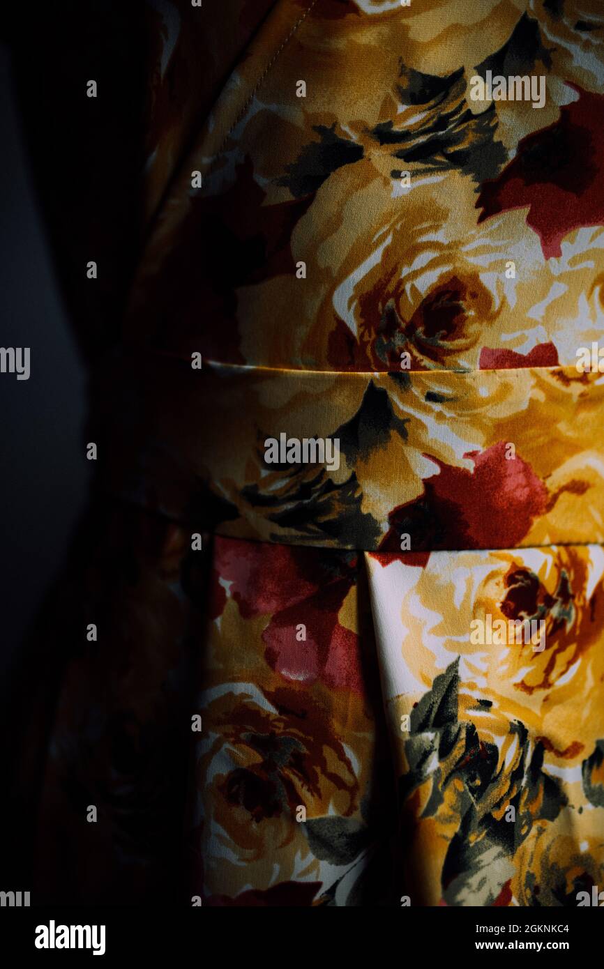 il colletto di un abito giallo-rosso in tessuto naturale su un manichino. foto ravvicinata dei vestiti. cuciture e cuciture lisce con filo Foto Stock