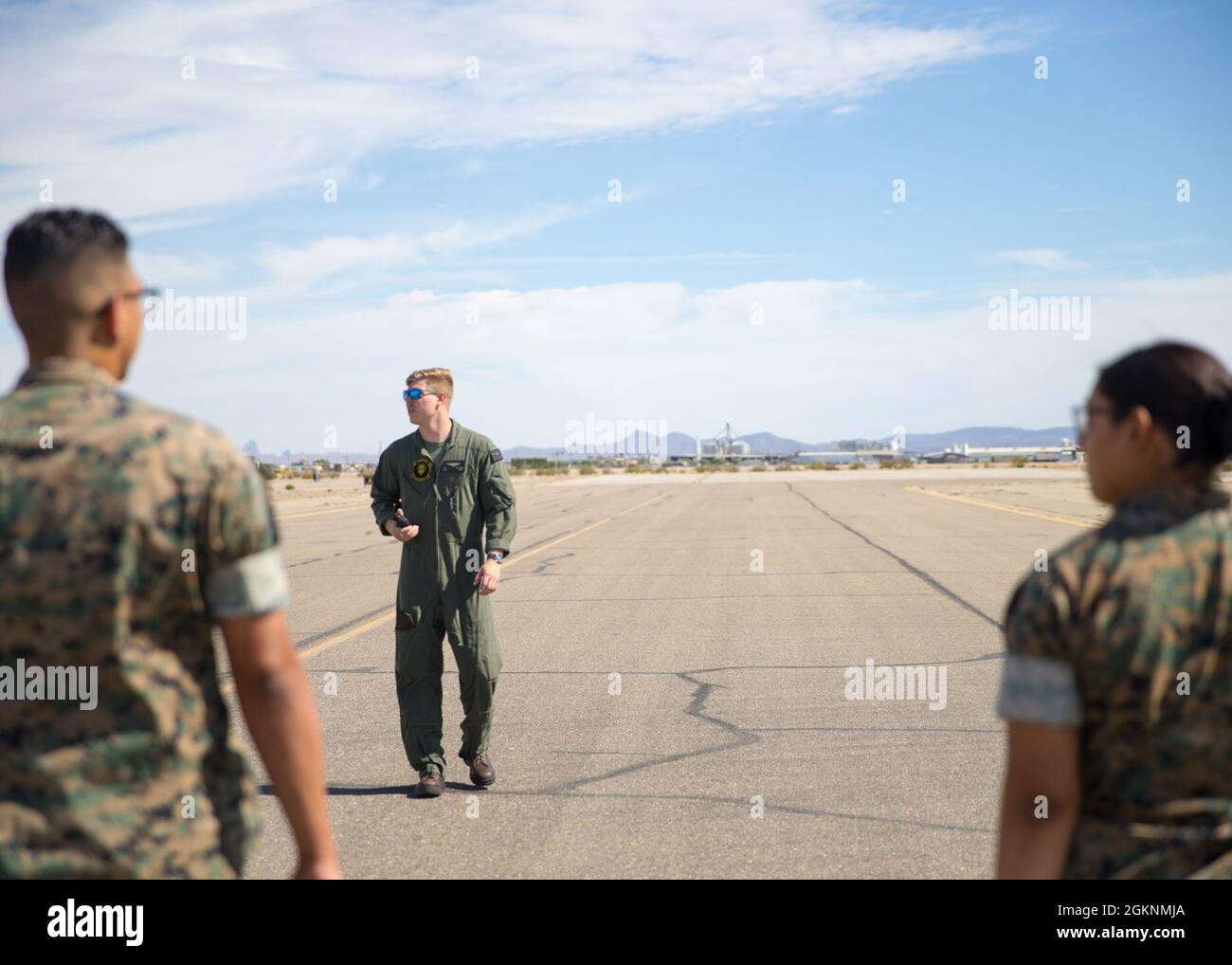 CPL del corpo marino degli Stati Uniti. Tyler Sullivan, un velivolo di trasporto con la sede e la sede Squadron, guida i Marines durante la camminata dei detriti di oggetti stranieri (FOD) alla stazione aerea del corpo della Marina di Yuma, Ariz., 7 giugno 2021. Una passeggiata FOD viene condotta regolarmente per assicurarsi che le piste siano prive di detriti che potrebbero danneggiare l'aereo che lo utilizza. Foto Stock