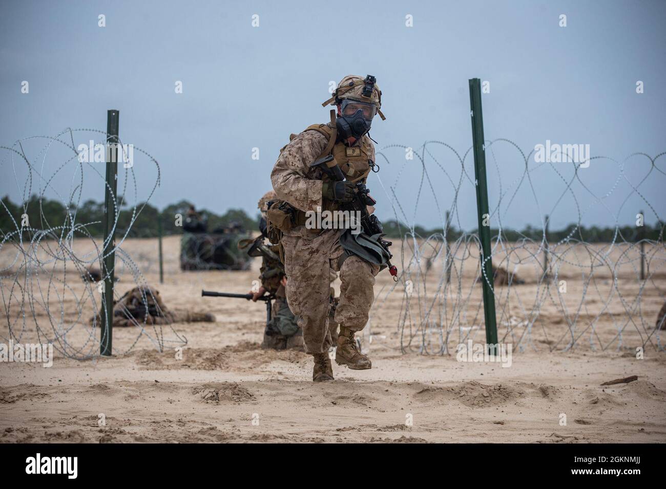 CPL del corpo marino degli Stati Uniti. Chantz Nittler, un ingegnere di combattimento con 2d Combat Engineer Battalion, 2d Marine Division, segna un percorso chiaro durante una serie di demolizioni come parte di una Marine Corps Combat Readiness Evaluation su Camp Lejeune, N.C., 7 giugno 2021. Lo scopo della gamma era quello di sviluppare competenze di base, migliorare la preparazione al combattimento e prepararsi meglio agli scenari di combattimento prima della distribuzione. Foto Stock