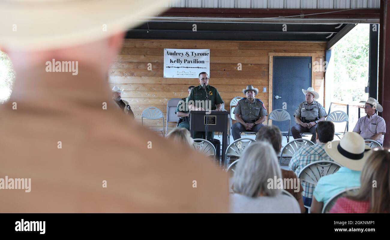 Sean McGoffin, capo del settore di Big Bend, è incorniciato da un rancher che indossa un cappello da cowboy, mentre McGoffin ha parlato con i rancher e ha preoccupato i cittadini della regione durante un incontro della comunità a ft. Davis, Texas, 7 giugno 2021. McGoffin è stato affiancato da molti agenti di frontiera in carica delle stazioni da Van Horn, Sierra Blanca, Alpine e Marfa insieme al Texas Department of Public Safety ufficiale per la regione, il Texas Game Warden, sceriffo locale e giudici. Foto Stock