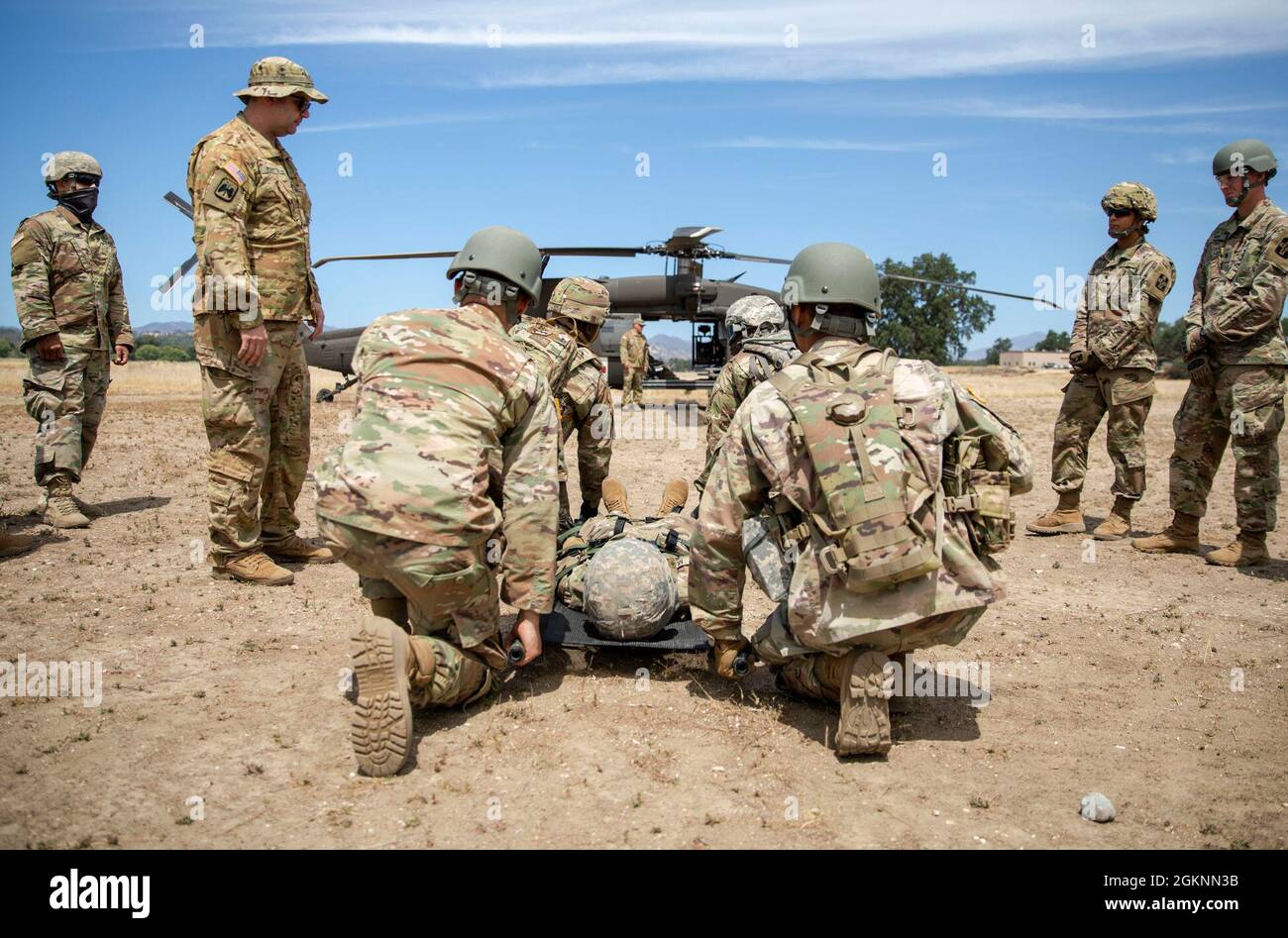 I soldati della Guardia Nazionale dell'Oregon praticano il caricamento di una vittima su una lettiera su un falco nero UH-60 durante la CSTX 91-21-01, a Fort Hunter Liggett, California, 7 giugno 2021. CSTX 91-21-01 è un esercizio di addestramento per il supporto ai combattimenti che garantisce che le unità e i soldati della Riserva Armata americana siano addestrati e pronti a dispiegare e portare armi da fuoco capaci, pronte per i combattimenti e letali a sostegno dell'esercito e dei nostri partner congiunti in tutto il mondo. Foto Stock