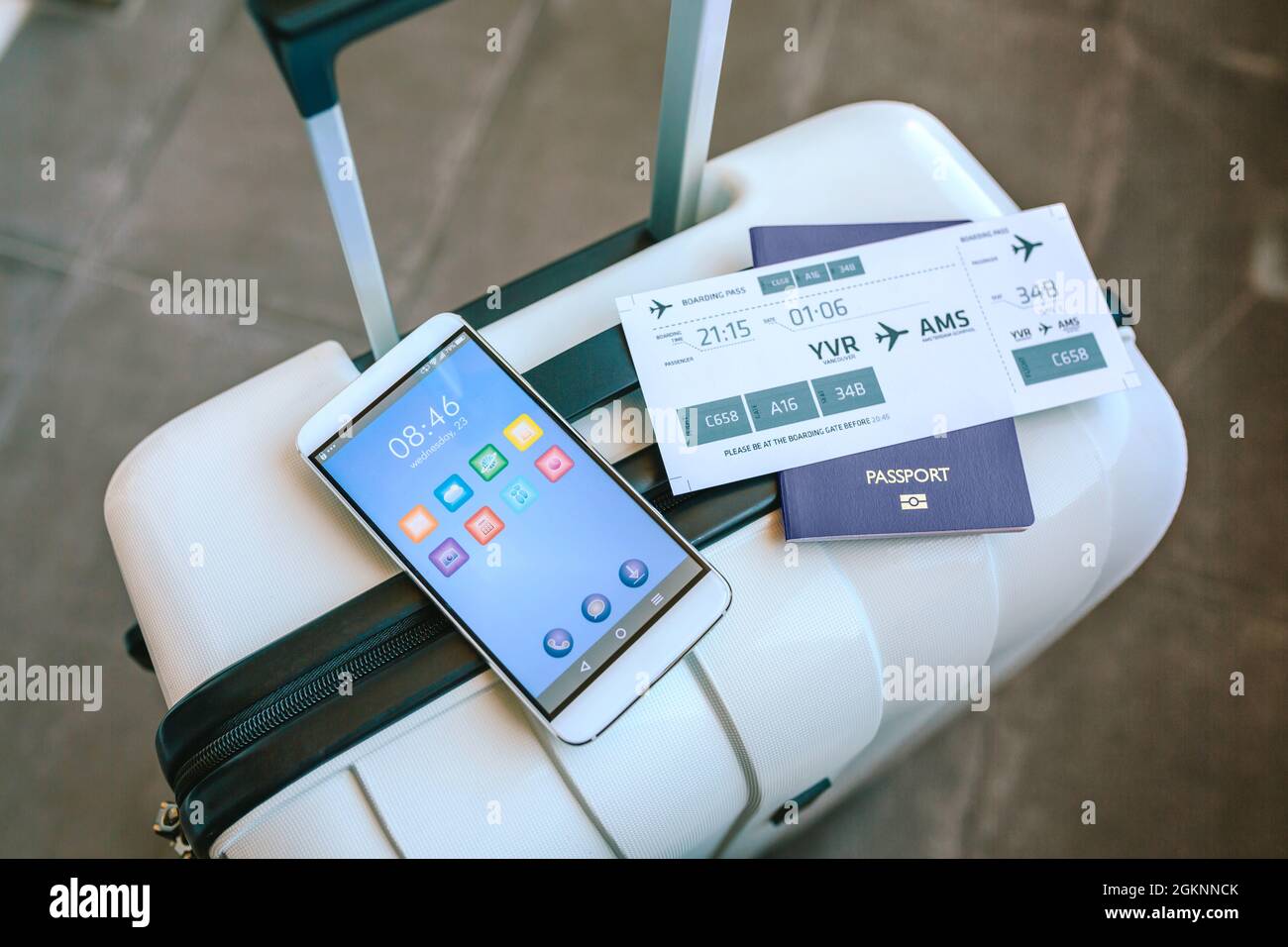 Valigia con biglietto aereo, passaporto e cellulare Foto Stock