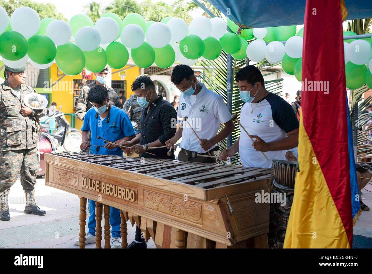 I musicisti suonano musica durante una cerimonia di apertura, celebrando l'arrivo del team Resolute Sentinel a Melchor De Mencos, Guatemala, 7 giugno 2021. Resolute Sentinel 2021 fornisce una formazione congiunta e migliora la preparazione del personale militare degli Stati Uniti e delle nazioni partner attraverso attività di assistenza umanitaria. Foto Stock