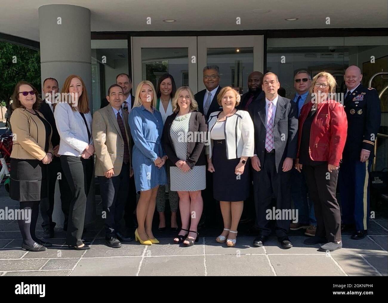 Gli studenti da Journey a Leadership Level III posano per una foto a Washington, D.C. il corso è iniziato nell'agosto 2020 e ha incluso diverse settimane di programma e molteplici opportunità per sperimentare vari stili e metodi di leadership, per includere un viaggio di una settimana a D.C. per completare il corso. Durante l'ultima settimana, i partecipanti di livello III hanno tenuto diverse discussioni collaborative e hanno informato il loro progetto di classe culminante. Hanno parlato anche con due membri del Congresso degli Stati Uniti. Foto Stock