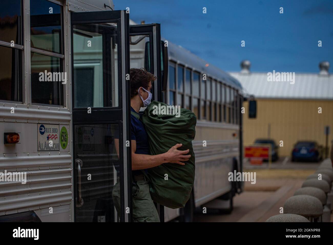 Recruit Samuel A. Mueller, una nuova recluta con Echo Company, 2a recluta addestramento battaglione, passi fuori del bus durante la ricezione al deposito di reclutamento del corpo Marino, San Diego, 8 giugno 2021. Mueller è stato reclutato da Nampa, Idaho con la sottostazione di reclutamento Boise, a Boise, Idaho. Foto Stock