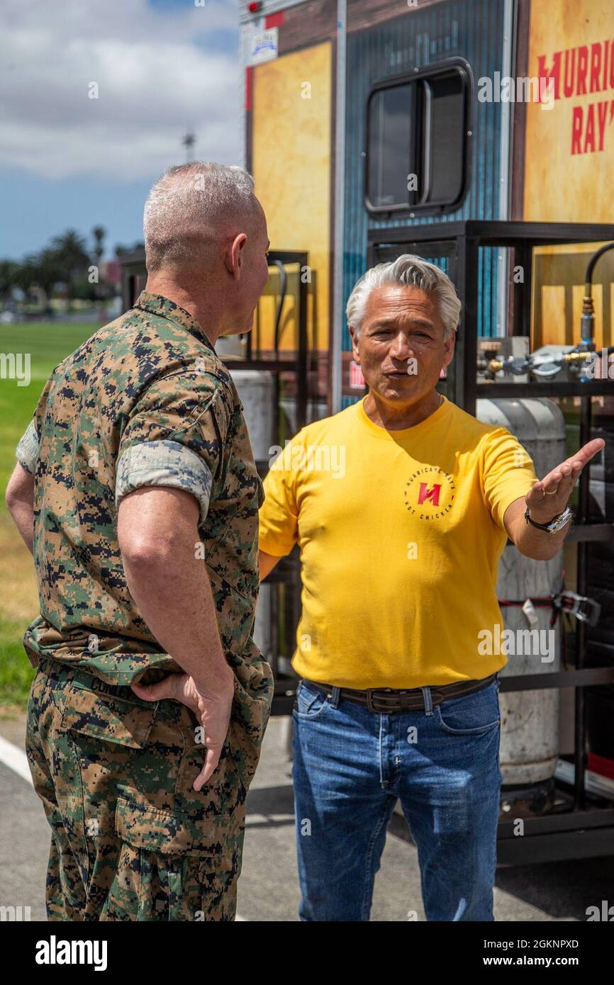 U.S. Marine Briga. Il Gen. Dan Conley, il comandante generale delle installazioni del corpo Marino Ovest, Marine Corps base Camp Pendleton, parla con un venditore durante un barbecue di apprezzamento del comando nella 13 Area di Camp Pendleton, California, 8 giugno 2021. Conley ha utilizzato il barbecue per ringraziare i Marines, marinai e civili di MCI-West e costruire cameriere. Conley è un nativo di Falmouth, Massachusetts. Foto Stock