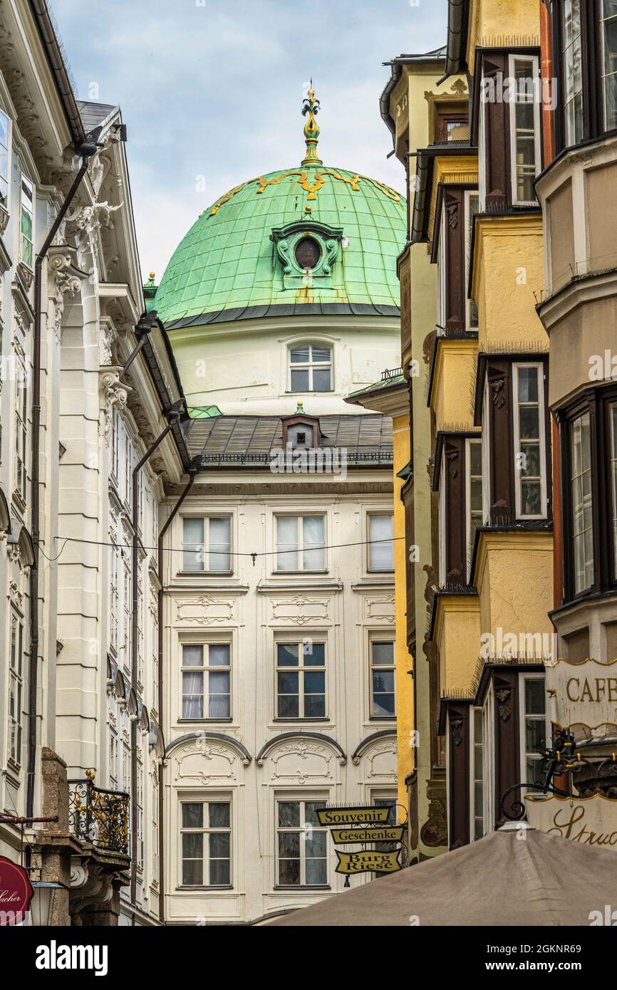 La residenza estiva dell'imperatore è vista dagli stretti vicoli della città vecchia di Innsbruck. Innsbruck, Tirolo, Austria, Europa Foto Stock