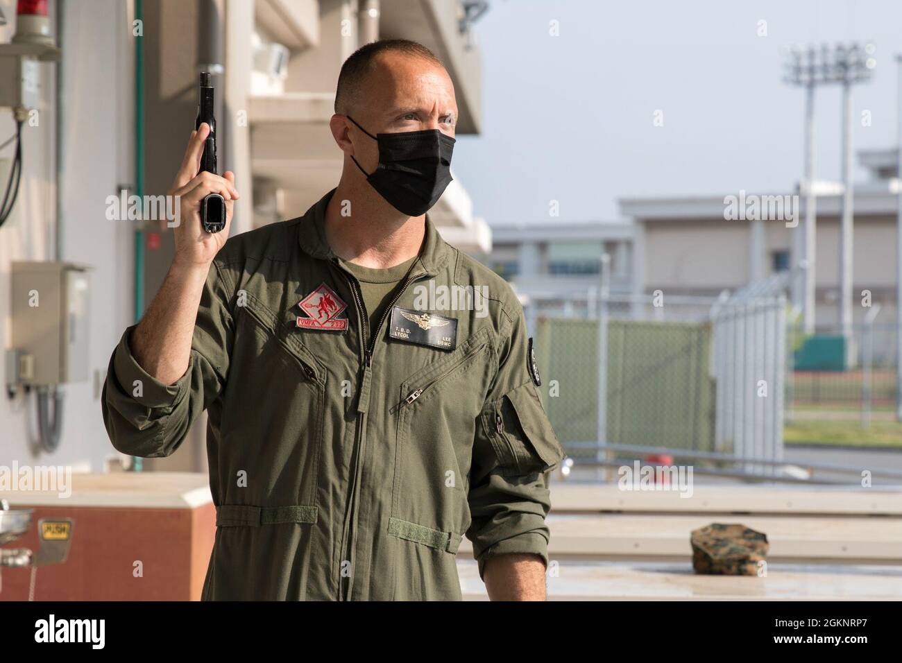 Thomas Lee, ufficiale comandante di Marine Fighter Attack Squadron 232, riceve la sua arma durante un addestramento della Marine Air Ground Task Force (ACM) di Alert Contingency alla Marine Corps Air Air Station Iwakuni, Giappone, 8 giugno 2021. Un'esercitazione ACM è uno scenario simulato di risposta alle crisi in cui determinate azioni devono essere eseguite entro 24 ore per preparare i Marines del 1° MAW per mitigare le emergenze, fornire aiuto umanitario e/o contrastare le minacce agli interessi nazionali degli Stati Uniti all'interno dell'Indo-Pacifico. Foto Stock