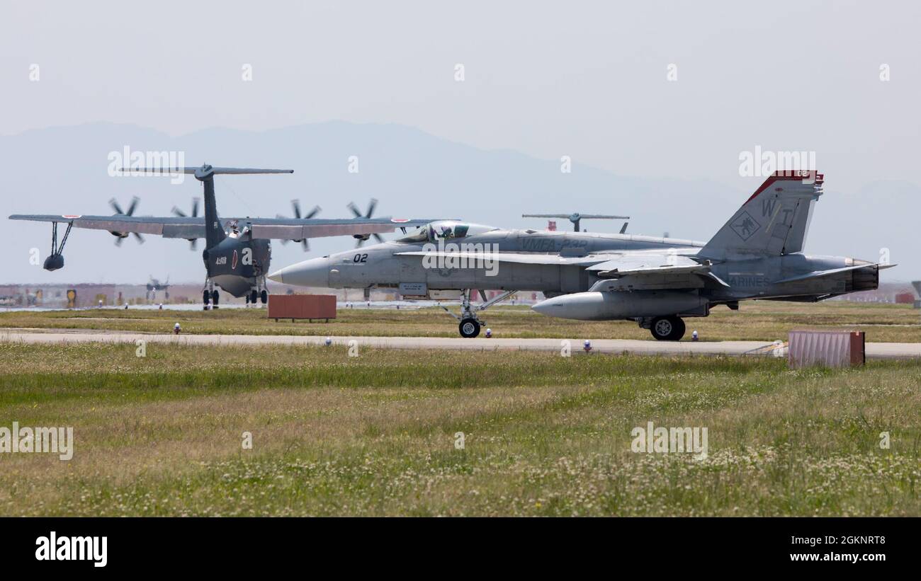 Un aereo Hornet del corpo marino degli Stati Uniti F/A-18C con attacco del pescatore marino Squadron 232 tassa la pista durante un'esercitazione di ACM (Marine Air Ground Task Force) di contingenza dell'allerta alla stazione aerea del corpo marino Iwakuni, Giappone, 8 giugno 2021. Un'esercitazione ACM è una risposta di crisi simulata che deve essere eseguita entro 24 ore per preparare i Marines del primo MAW per mitigare le emergenze, fornire aiuto umanitario e/o contrastare le minacce agli interessi nazionali degli Stati Uniti all'interno dell'Indo-Pacific. Foto Stock