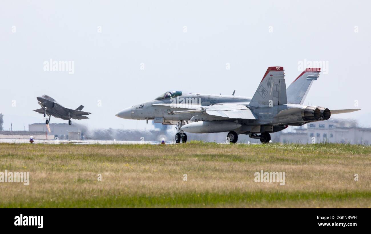 Un aereo Hornet del corpo marino degli Stati Uniti F/A-18C con attacco del pescatore marino Squadron 232 tassa la pista durante un'esercitazione di ACM (Marine Air Ground Task Force) di contingenza dell'allerta alla stazione aerea del corpo marino Iwakuni, Giappone, 8 giugno 2021. Un'esercitazione ACM è una risposta di crisi simulata che deve essere eseguita entro 24 ore per preparare i Marines del primo MAW per mitigare le emergenze, fornire aiuto umanitario e/o contrastare le minacce agli interessi nazionali degli Stati Uniti all'interno dell'Indo-Pacific. Foto Stock